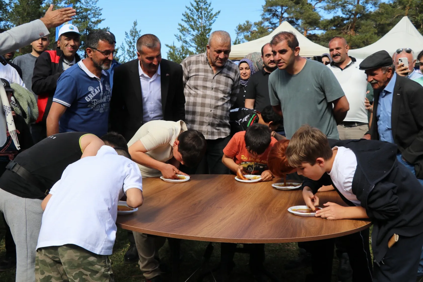 Karnavas Dut Pekmezi Festivali'nde çocuklar parmakla pekmez yemek için yarıştı