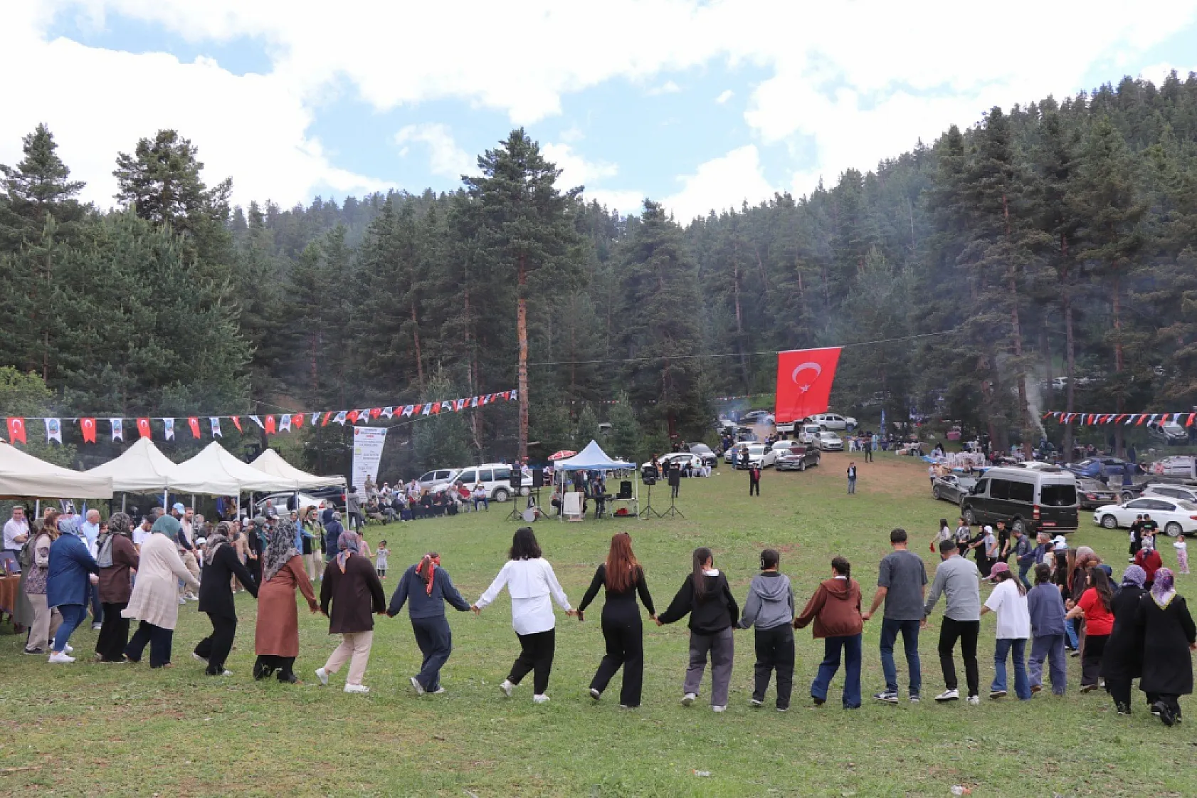 Karnavas Dut Pekmezi Festivali'nde çocuklar parmakla pekmez yemek için yarıştı