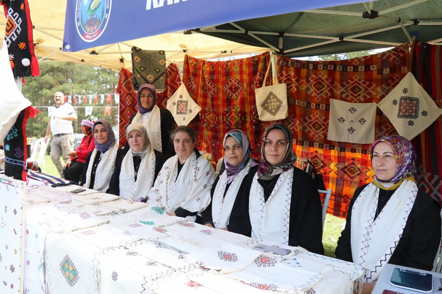 Karnavas Dut Pekmezi Festivali'nde çocuklar parmakla pekmez yemek için yarıştı