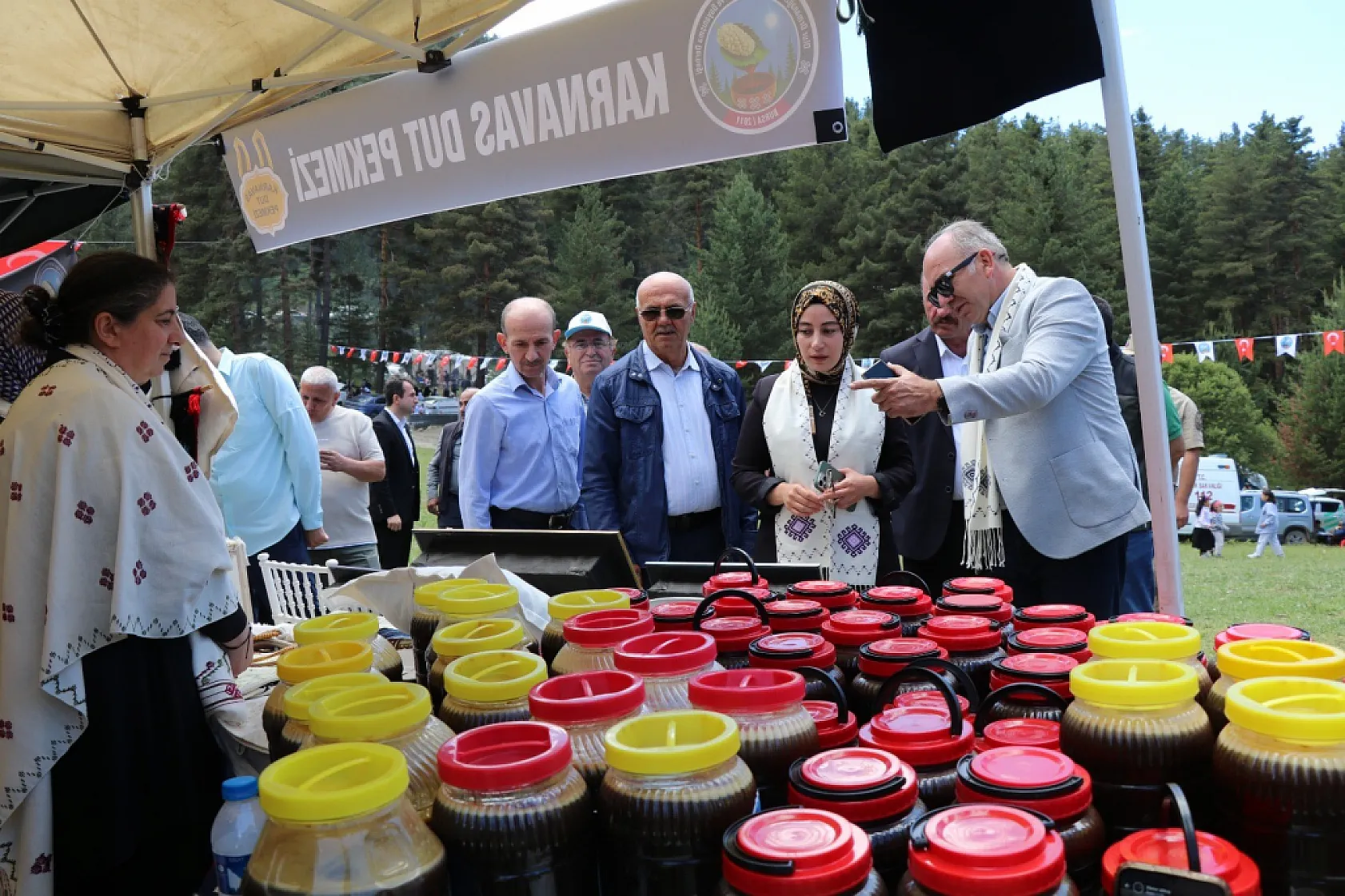 Karnavas Dut Pekmezi Festivali'nde çocuklar parmakla pekmez yemek için yarıştı