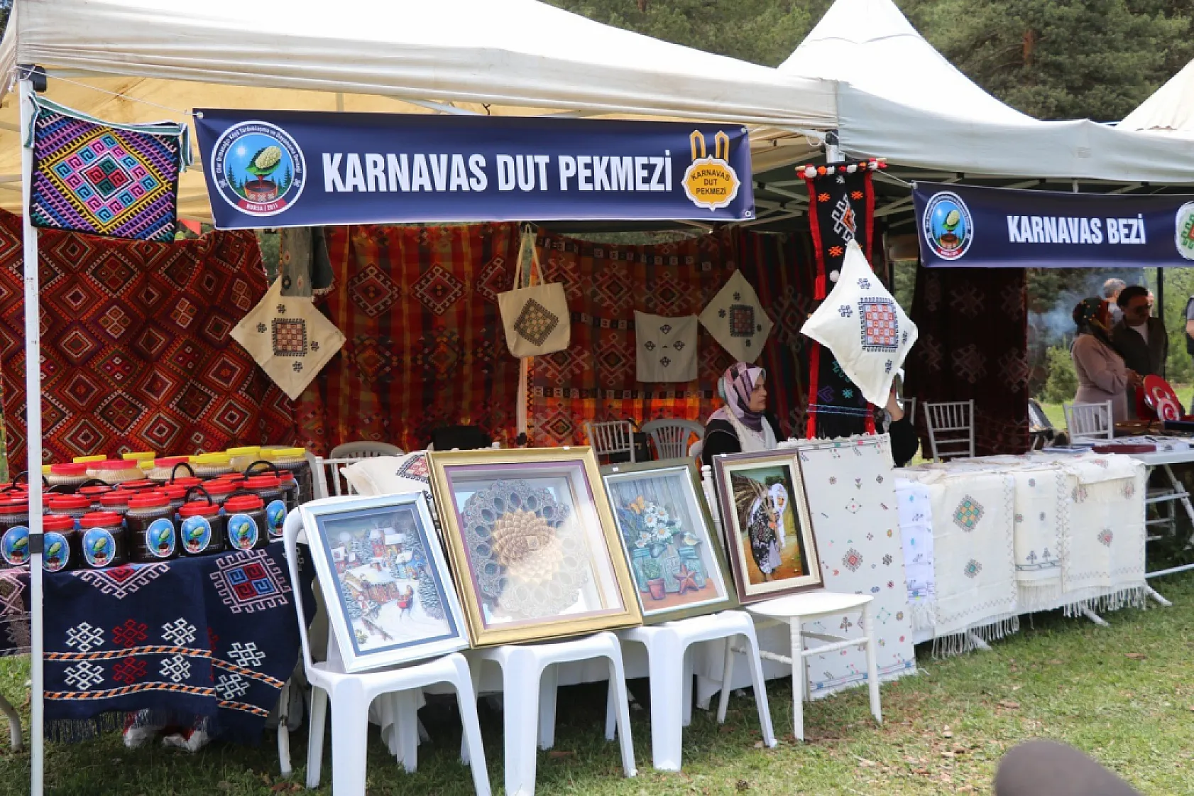 Karnavas Dut Pekmezi Festivali'nde çocuklar parmakla pekmez yemek için yarıştı