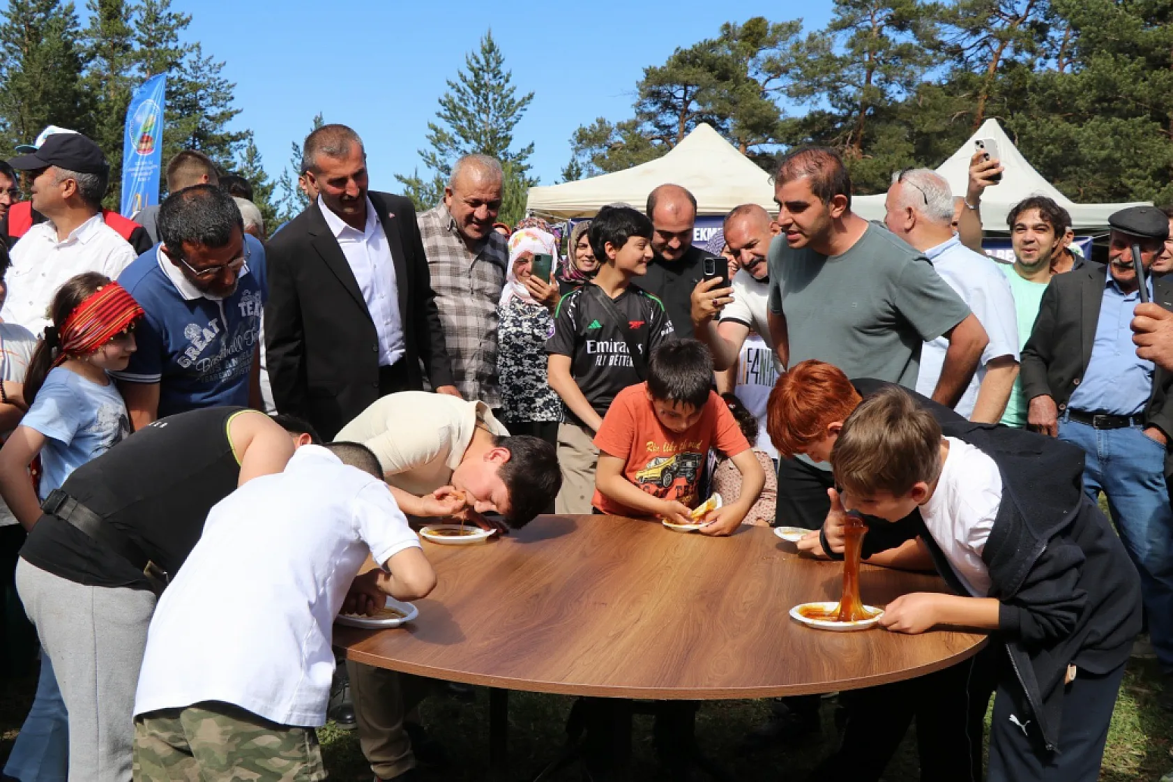 Karnavas Dut Pekmezi Festivali'nde çocuklar parmakla pekmez yemek için yarıştı