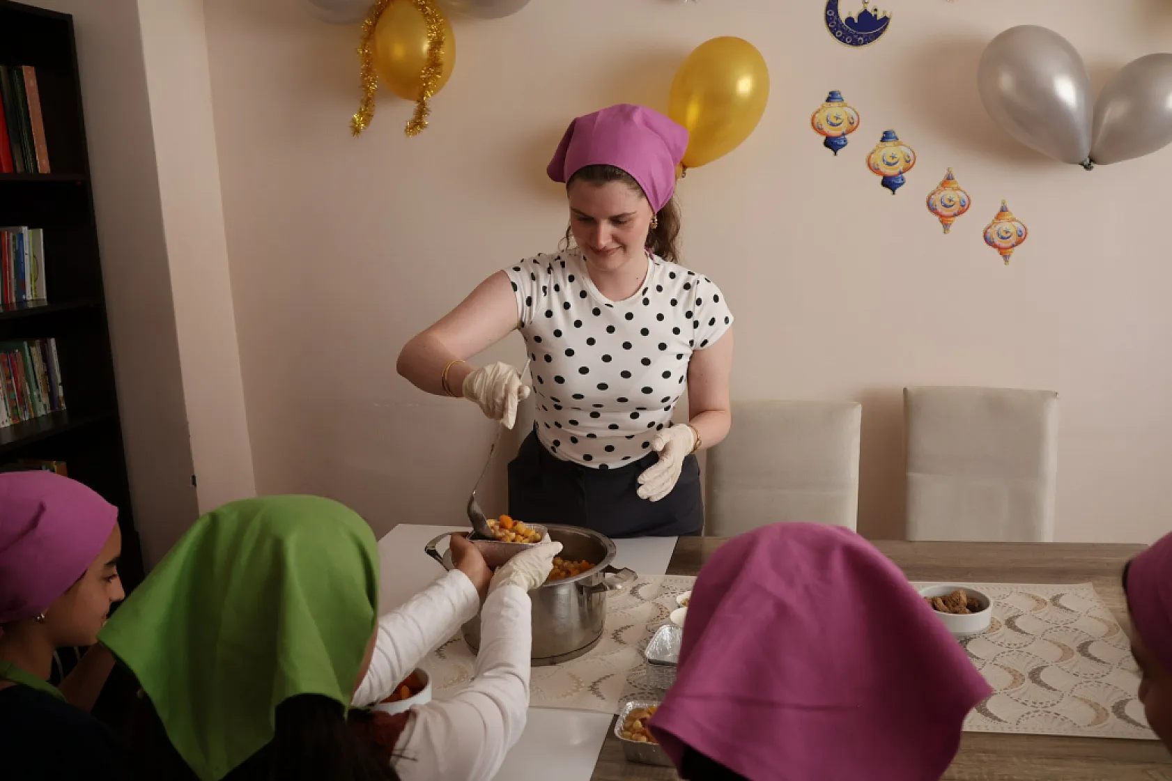 Koruma altındaki çocuklar aşure geleneğini yaşattı