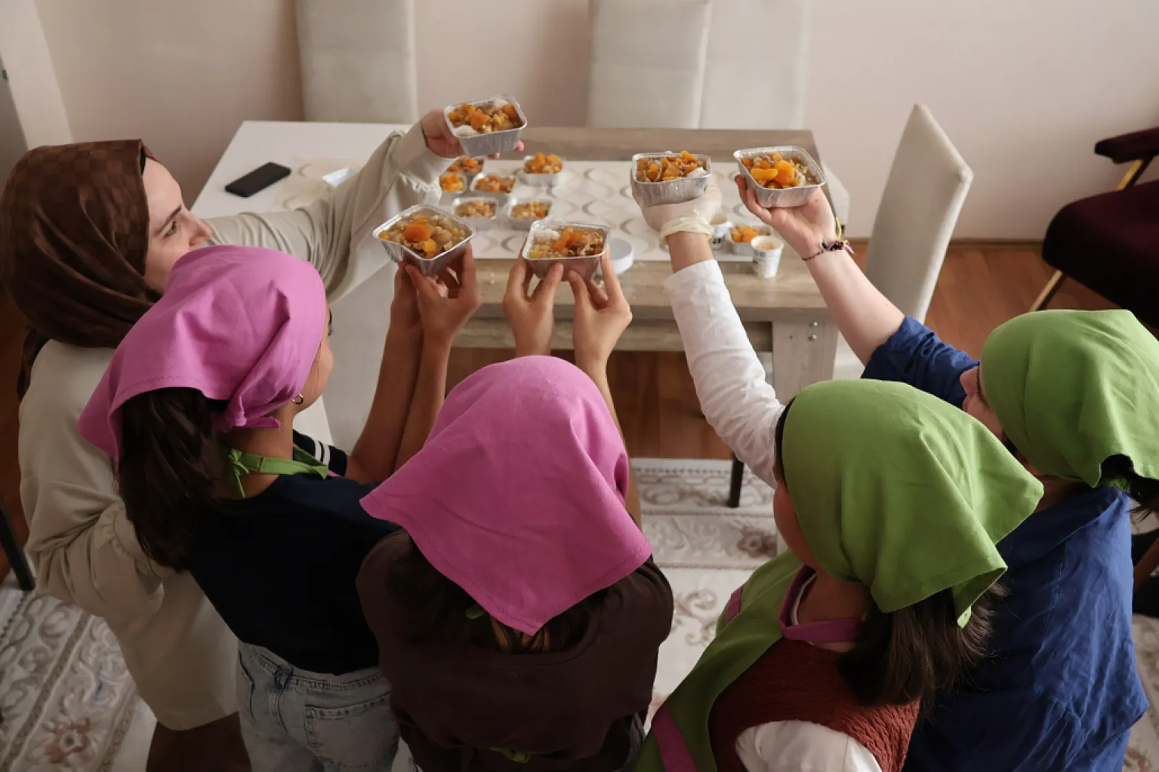 Koruma altındaki çocuklar aşure geleneğini yaşattı