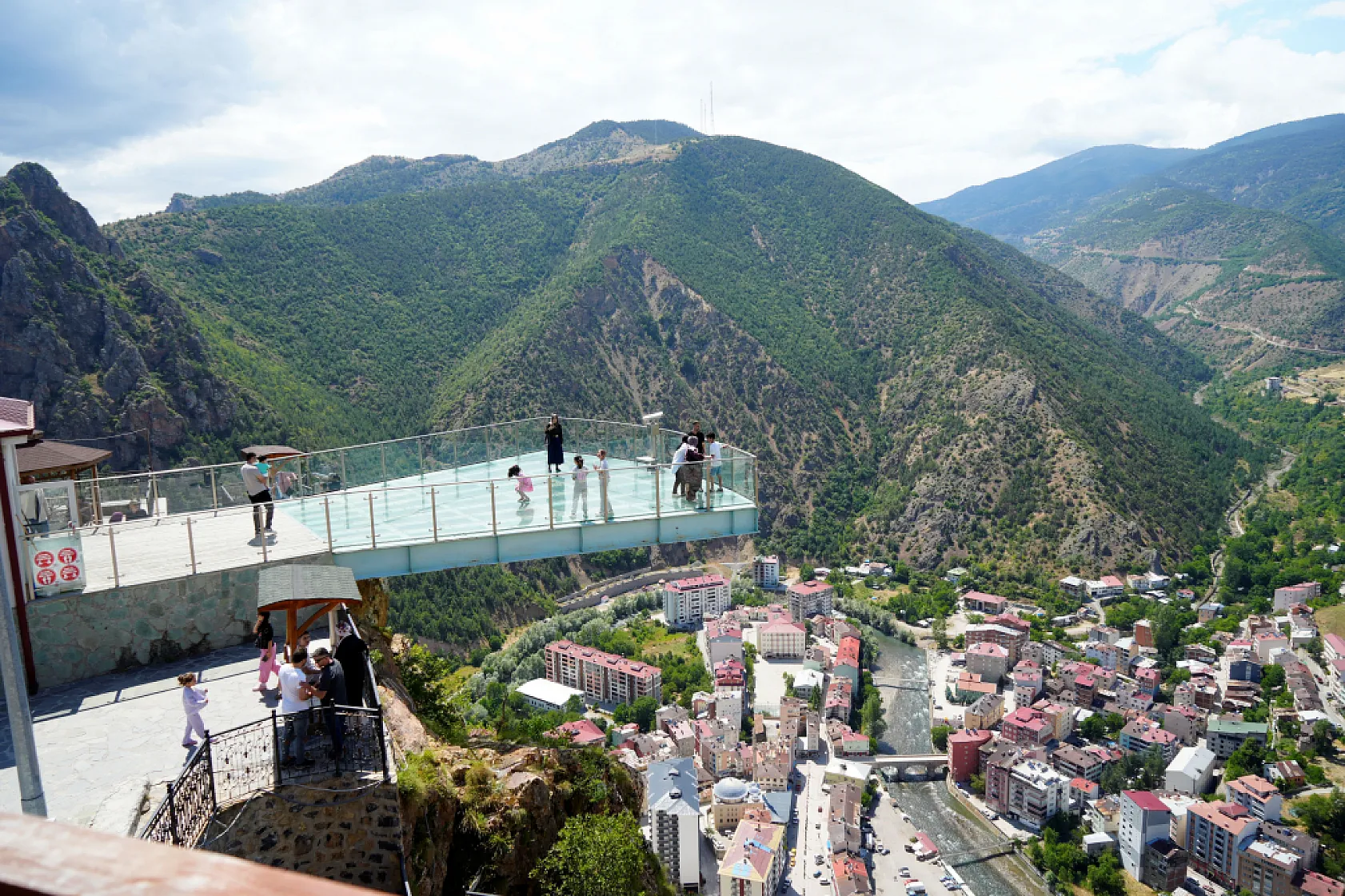 240 metre yükseklikte serinlik ve adrenalin: Cam terasa ilgi yoğun