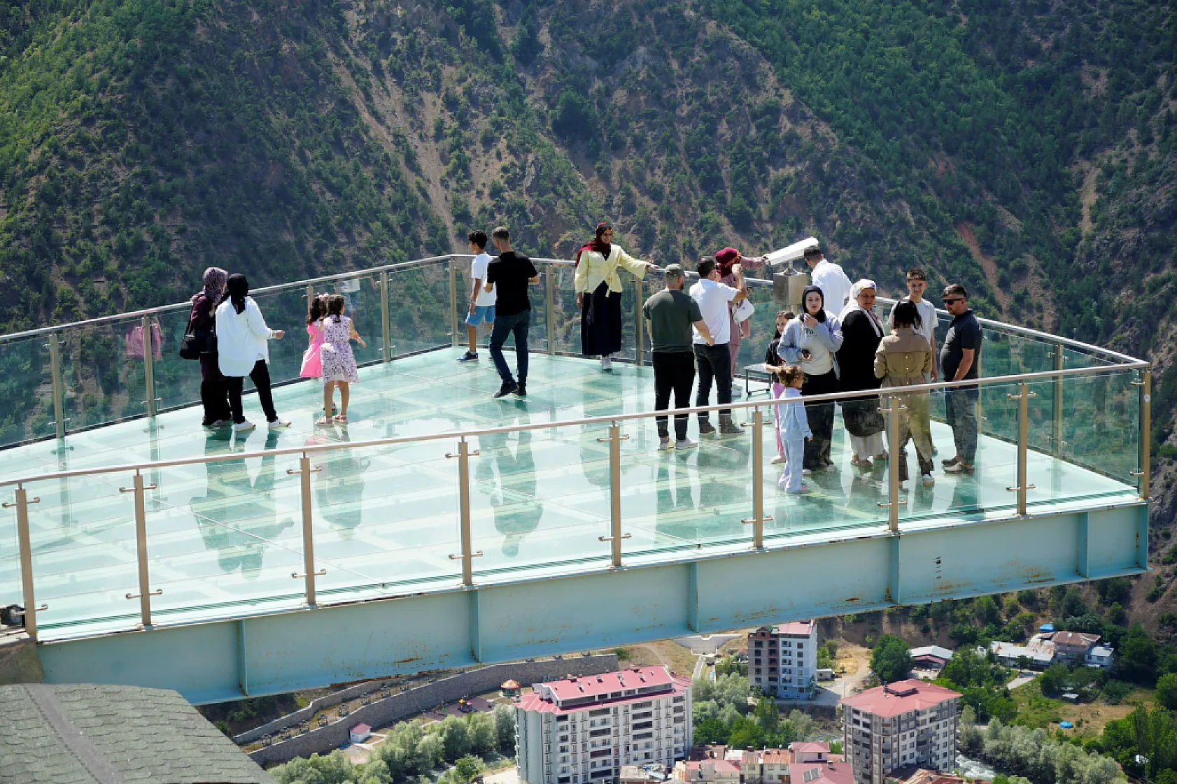 240 metre yükseklikte serinlik ve adrenalin: Cam terasa ilgi yoğun