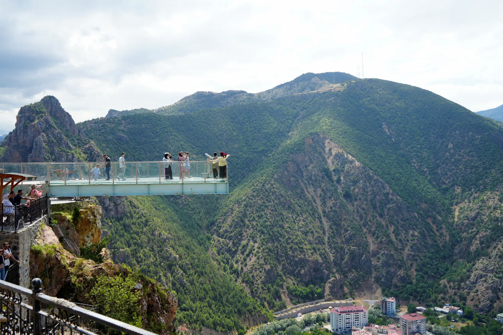 240 metre yükseklikte serinlik ve adrenalin: Cam terasa ilgi yoğun