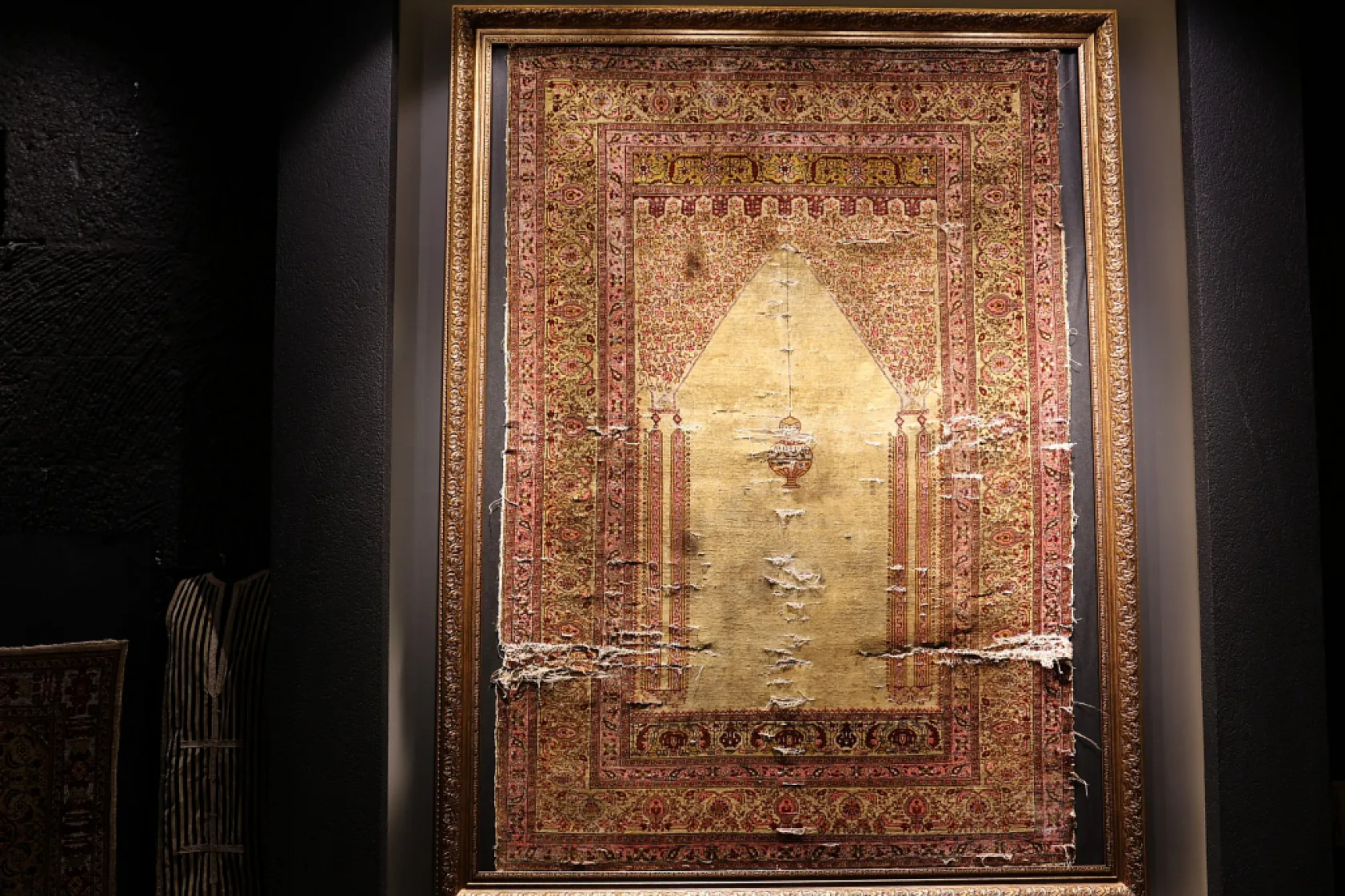 Saraylar için dokunan 300 yıllık ipek halı gün yüzüne çıktı