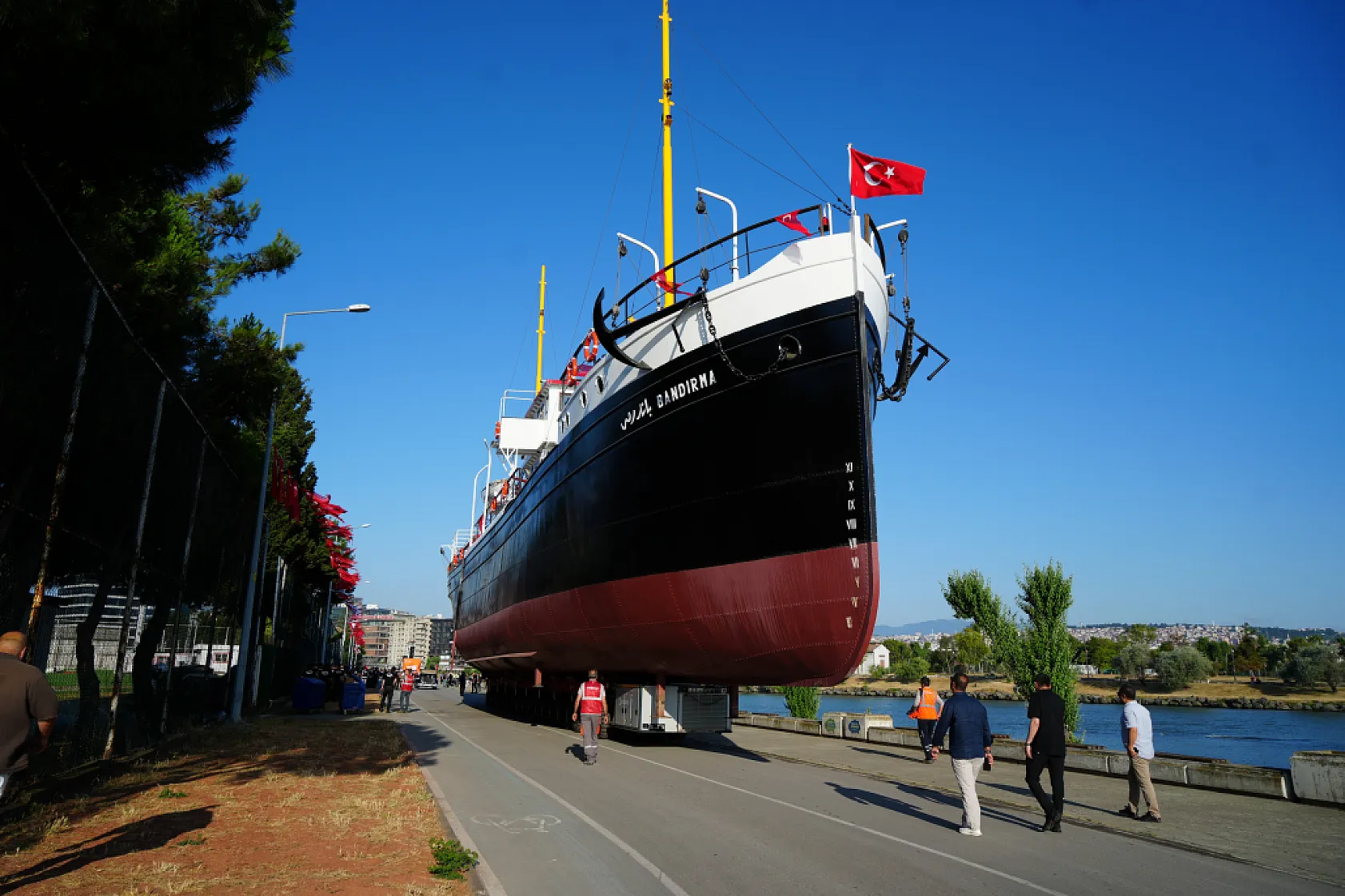 Bandırma Vapuru karadan taşınmaya başladı