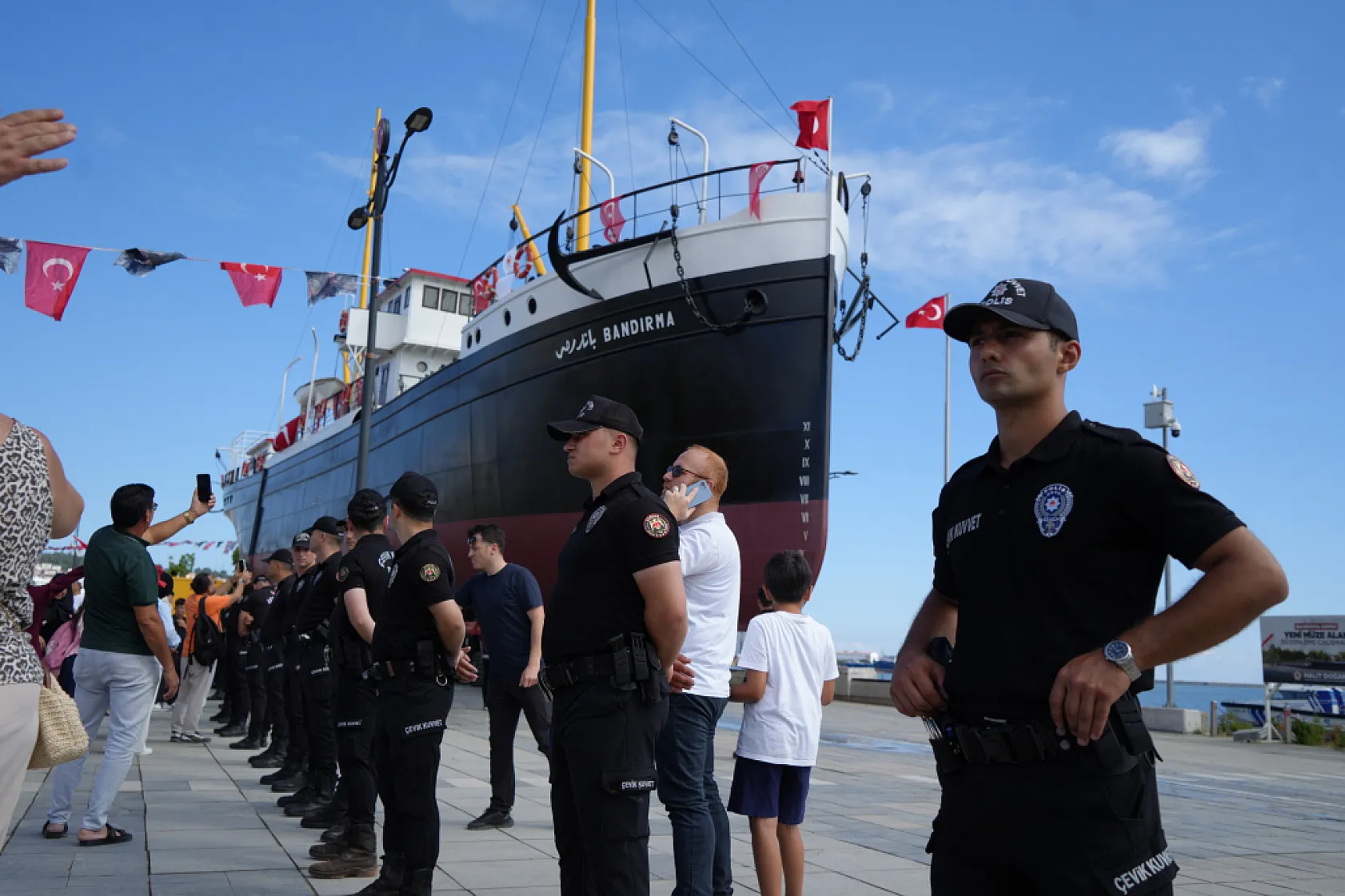 Bandırma Vapuru artık Tütün İskelesi'nin yanında