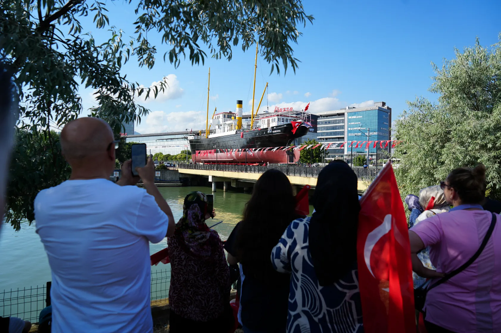 Bandırma Vapuru artık Tütün İskelesi'nin yanında
