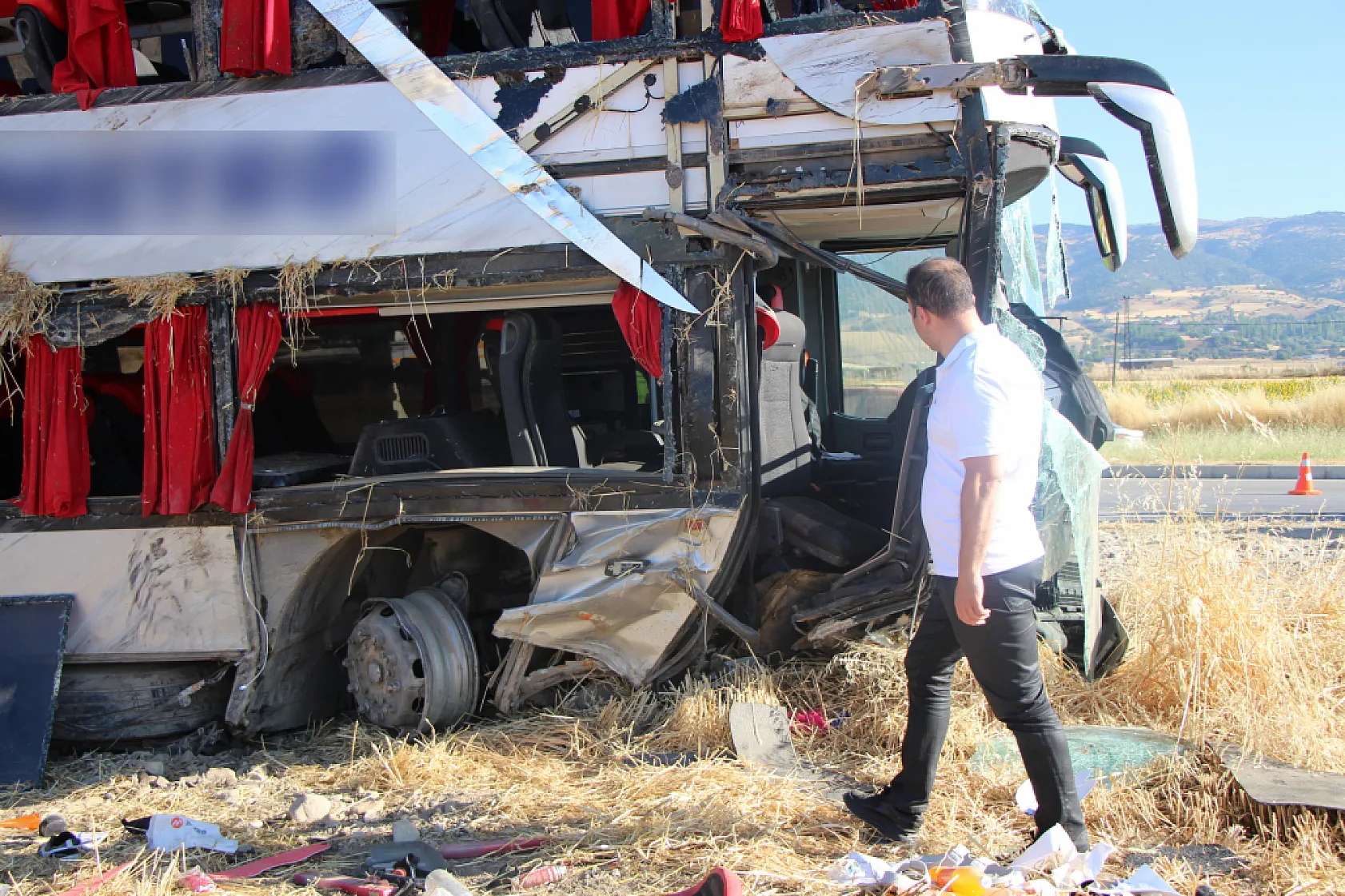 Amasya'da çift katlı yolcu otobüsü şarampole devrildi: 46 Yaralı