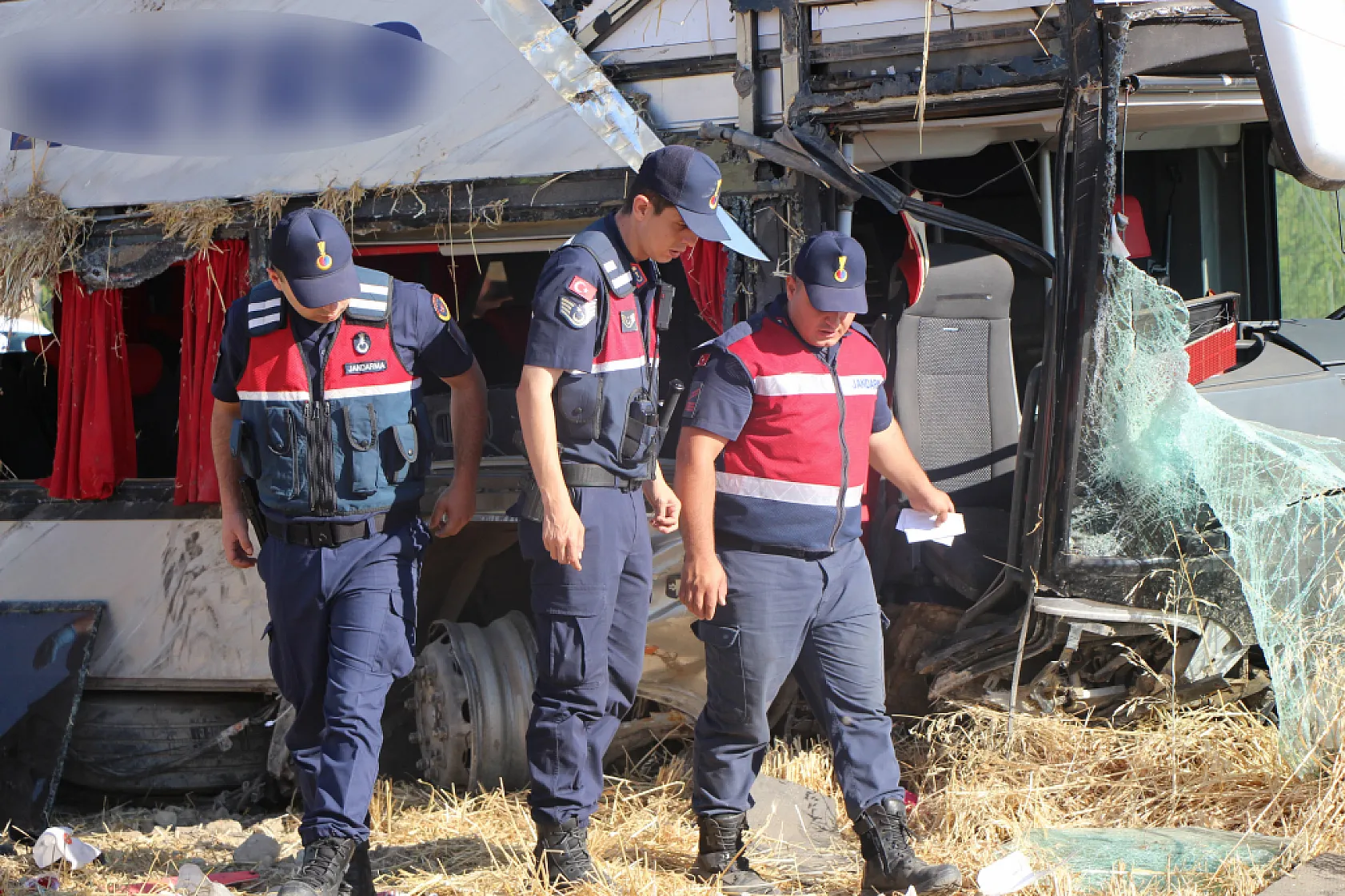 Amasya'da çift katlı yolcu otobüsü şarampole devrildi: 46 Yaralı