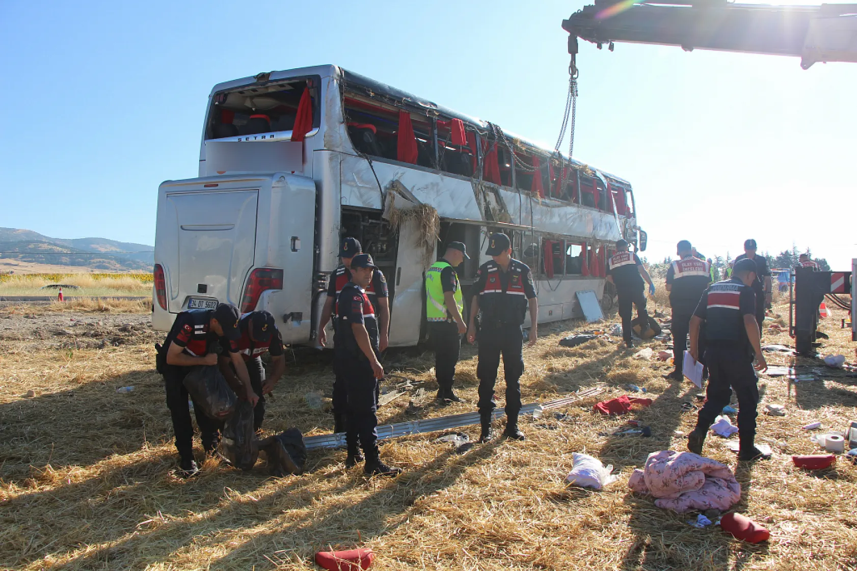 Amasya'da çift katlı yolcu otobüsü şarampole devrildi: 46 Yaralı