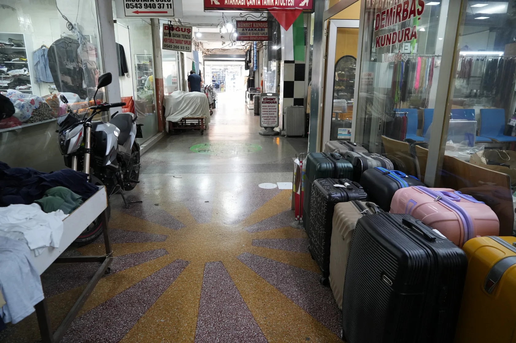 Mahkeme kararlarıyla ayakta kalan ayakkabıcılar çarşısı çözüm bekliyor