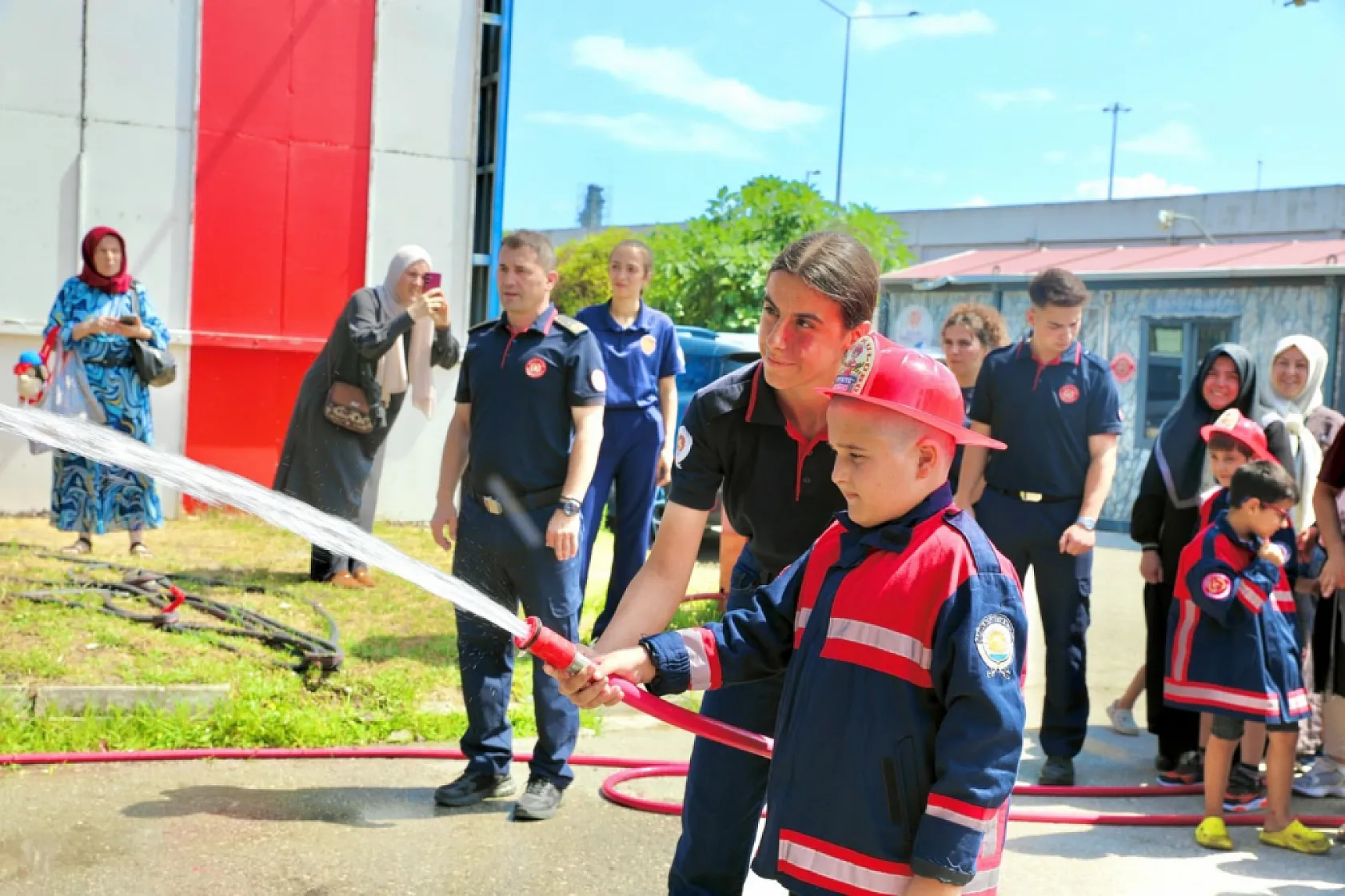 Özel çocuklar itfaiyecilik heyecanını yaşadı