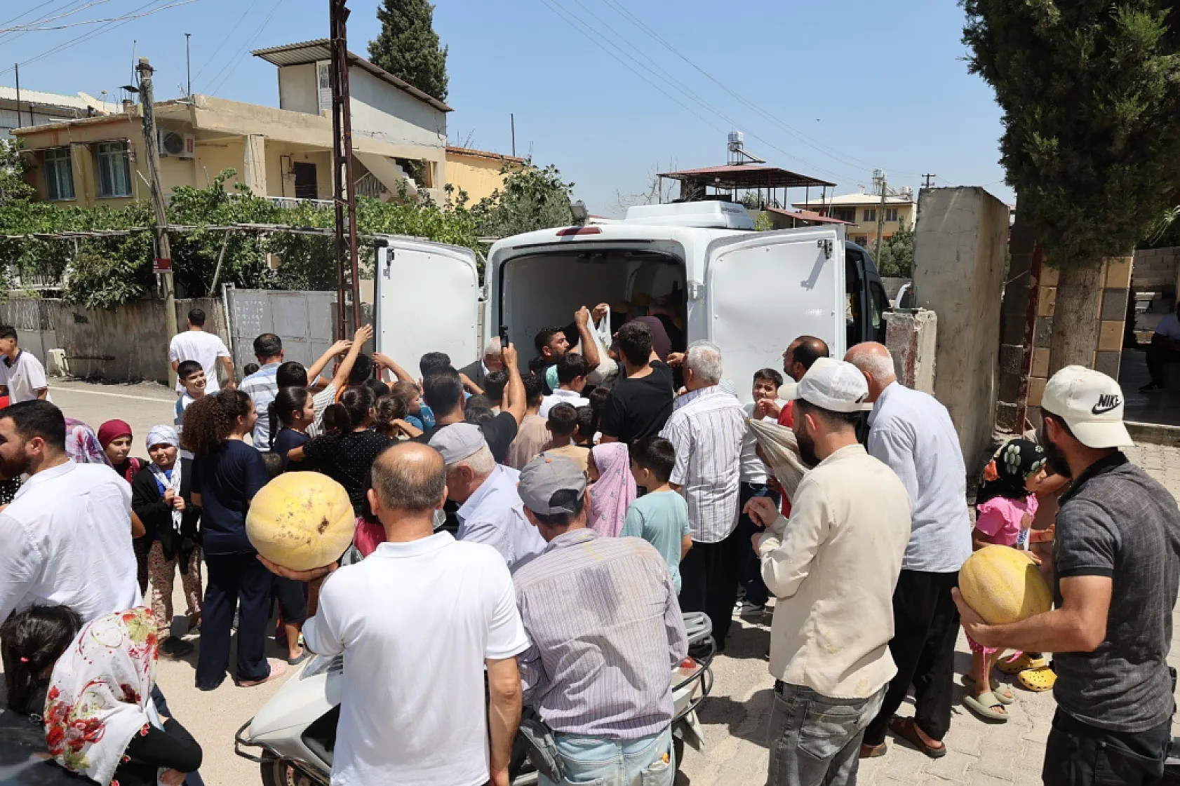 Hatay'da üreticiden alınan 100 ton kavun depremzedelere dağıtıldı