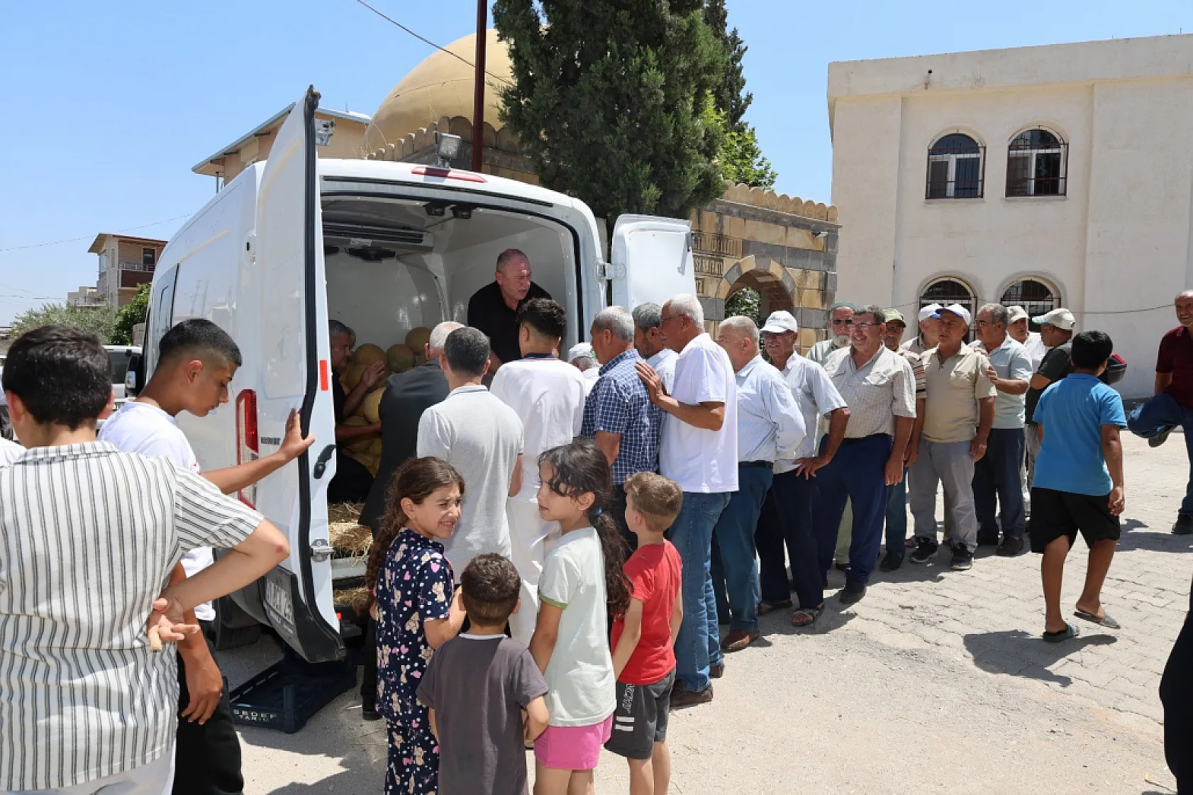 Hatay'da üreticiden alınan 100 ton kavun depremzedelere dağıtıldı