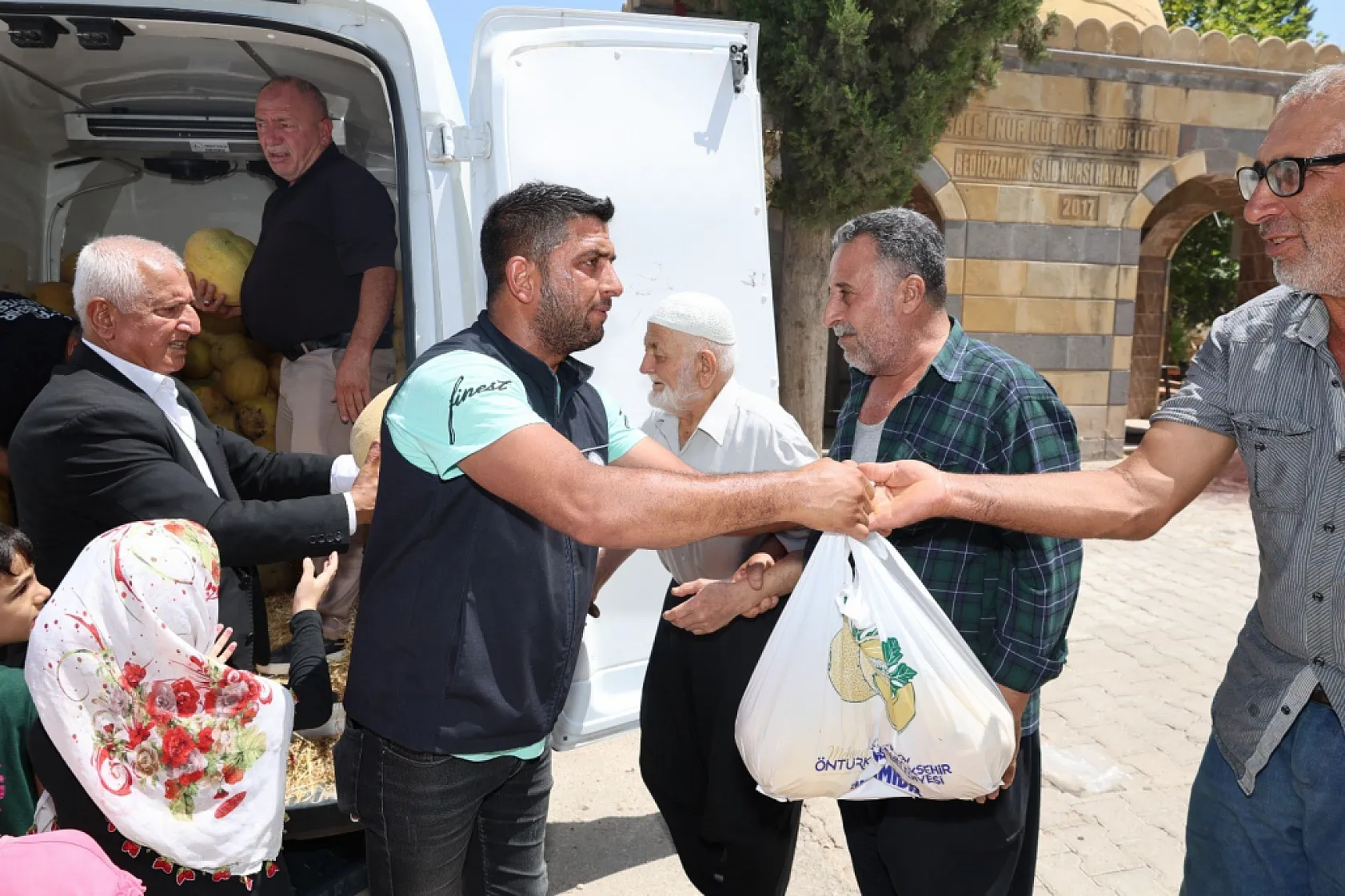 Hatay'da üreticiden alınan 100 ton kavun depremzedelere dağıtıldı
