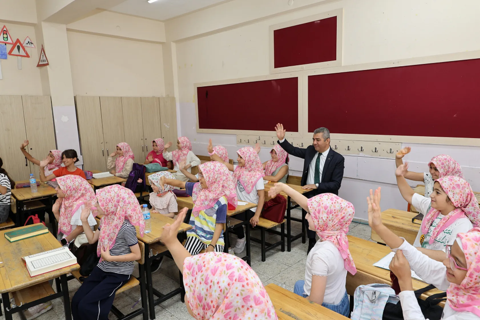 Yaz kurslarında çocukların neşesi umut oluyor