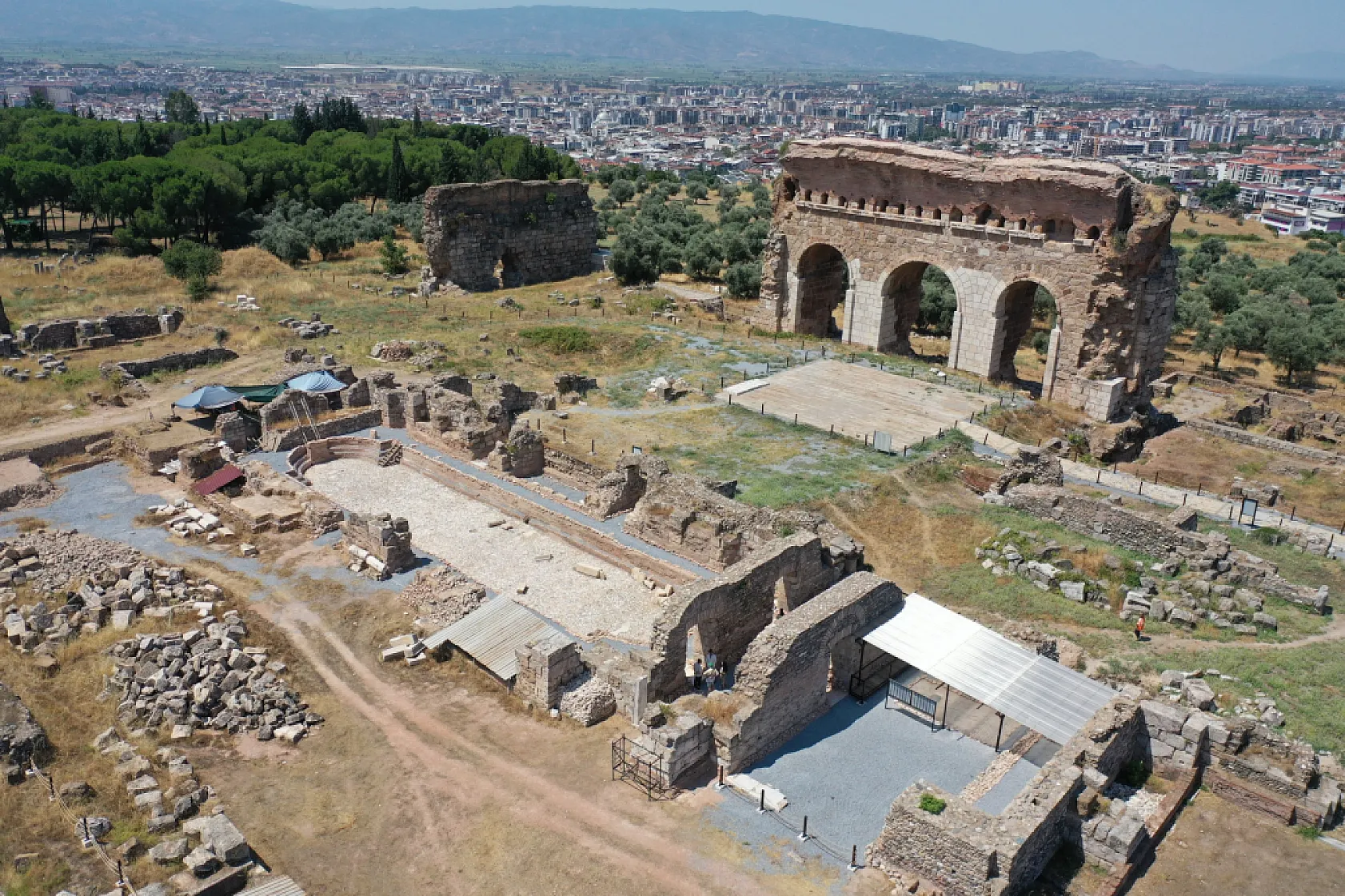 Bakan Ersoy: Tralleis'te 2 bin yıllık antik havuz gün yüzüne çıkarıldı