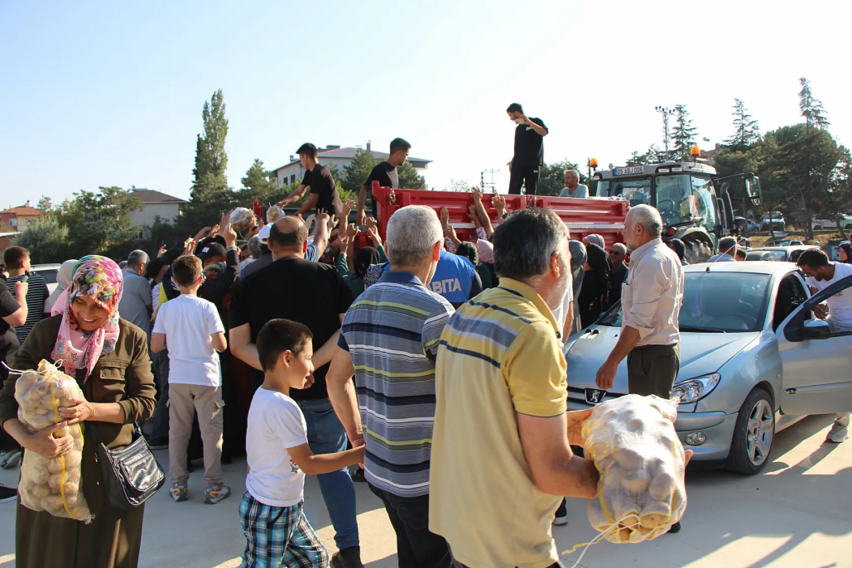 Amasyalı genç çiftçiden örnek hareket: 6 ton patatesi ücretsiz dağıttı