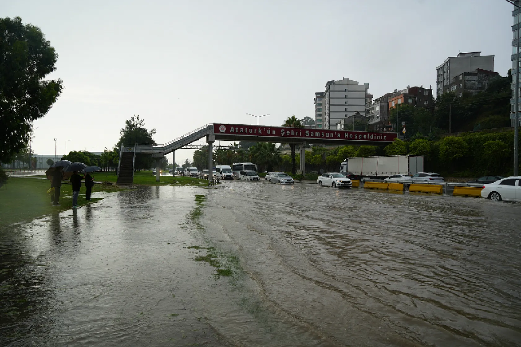 Samsun'da sağanak hayatı felç etti