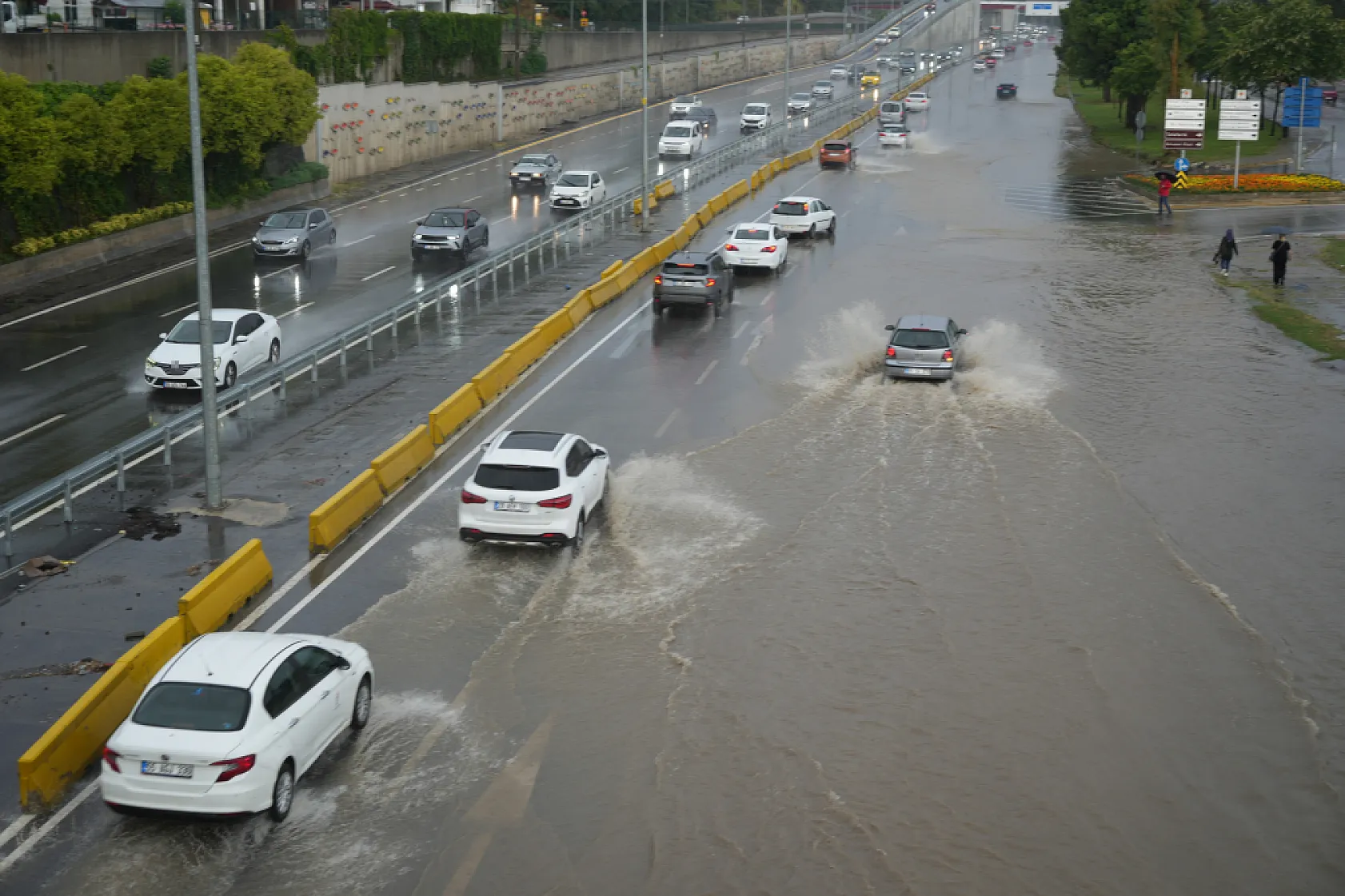 Samsun'da sağanak hayatı felç etti