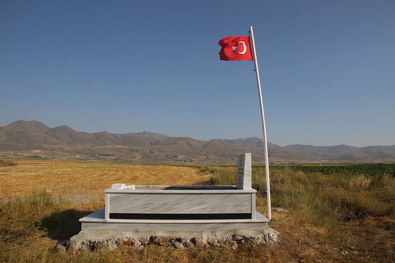 Erzurum Ovası'ndaki 'Garip Mezar' yenilendi