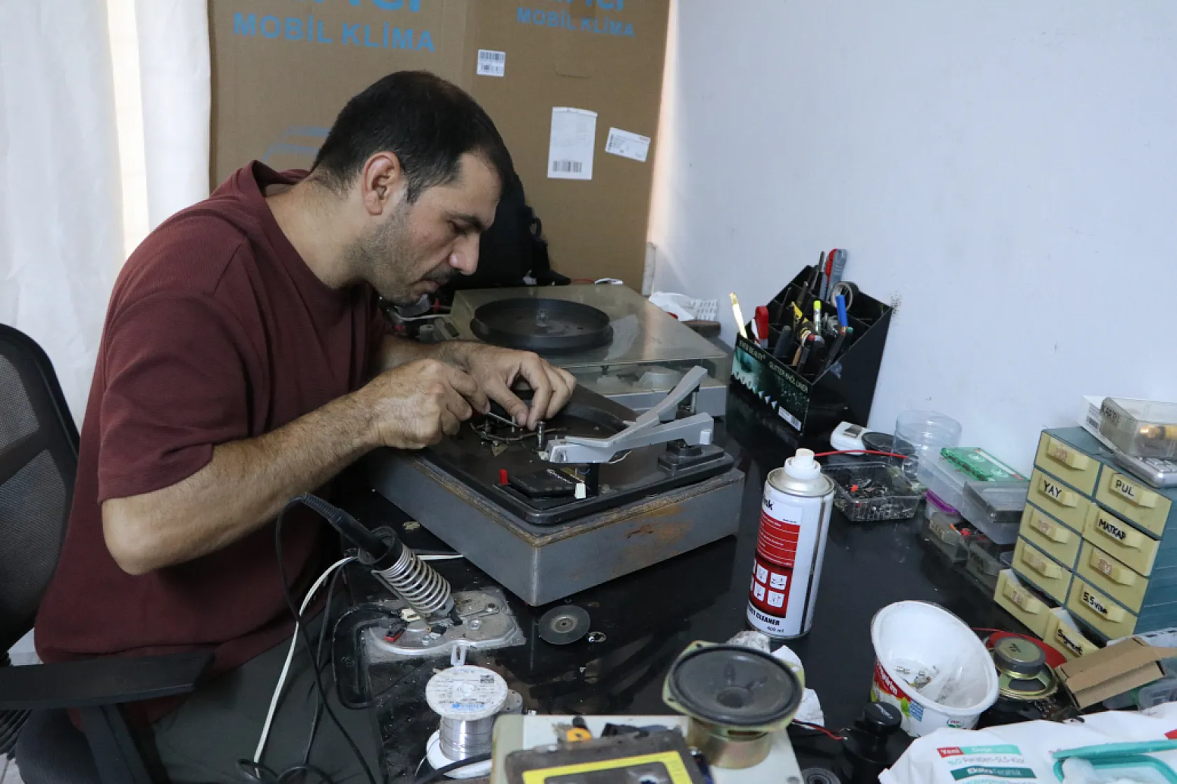 Yüz yıllık gramofonları yeniden hayata döndürüyor