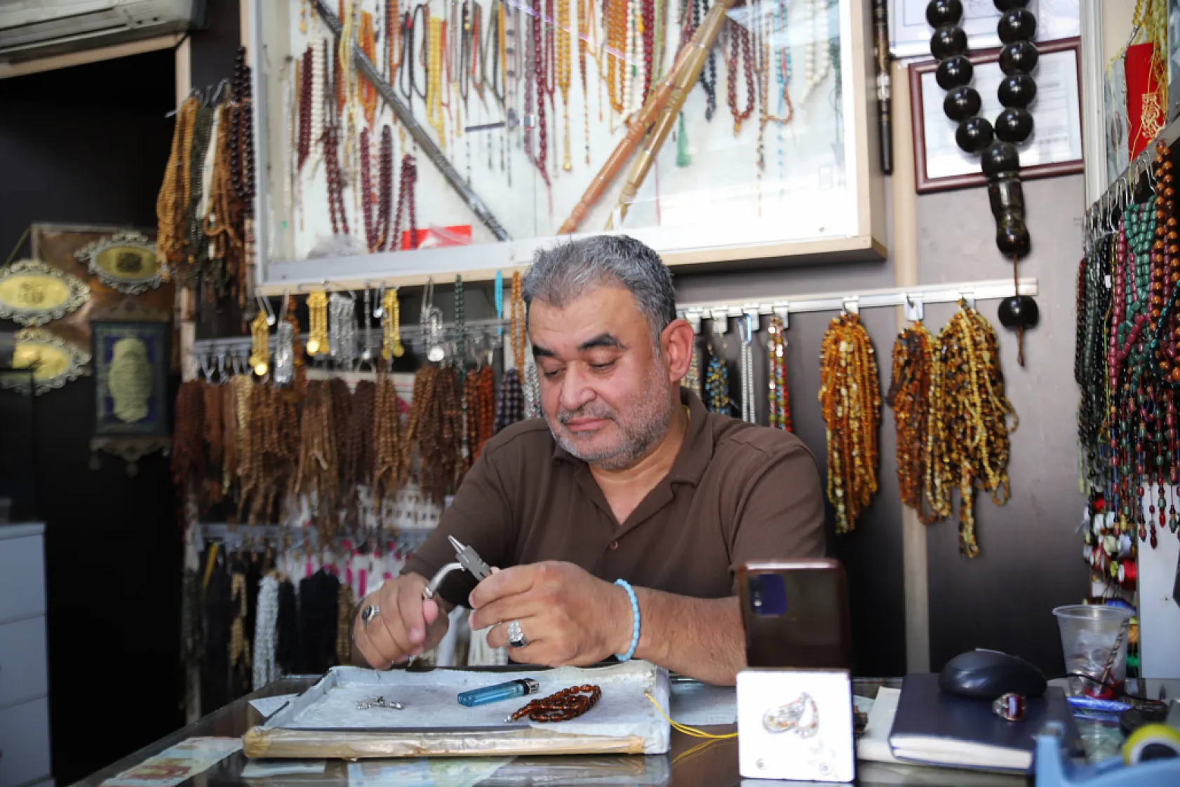 Çocuk felcini engel görmedi, tespih yapımını tutkusu haline getirdi