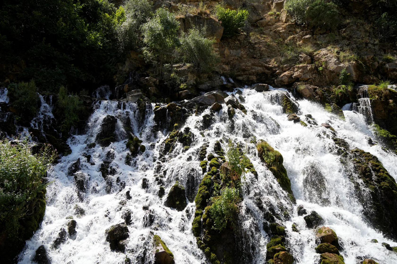 Tomara Şelalesi yaz sıcağında serinletiyor