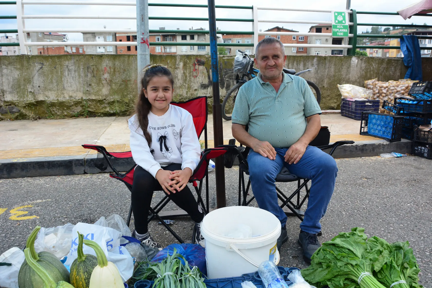10 yaşındaki Azra, hasta babası için pazar tezgâhının başına geçti