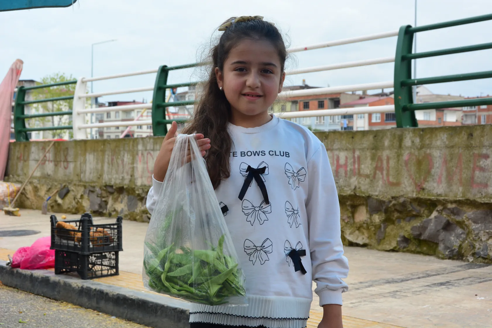 10 yaşındaki Azra, hasta babası için pazar tezgâhının başına geçti