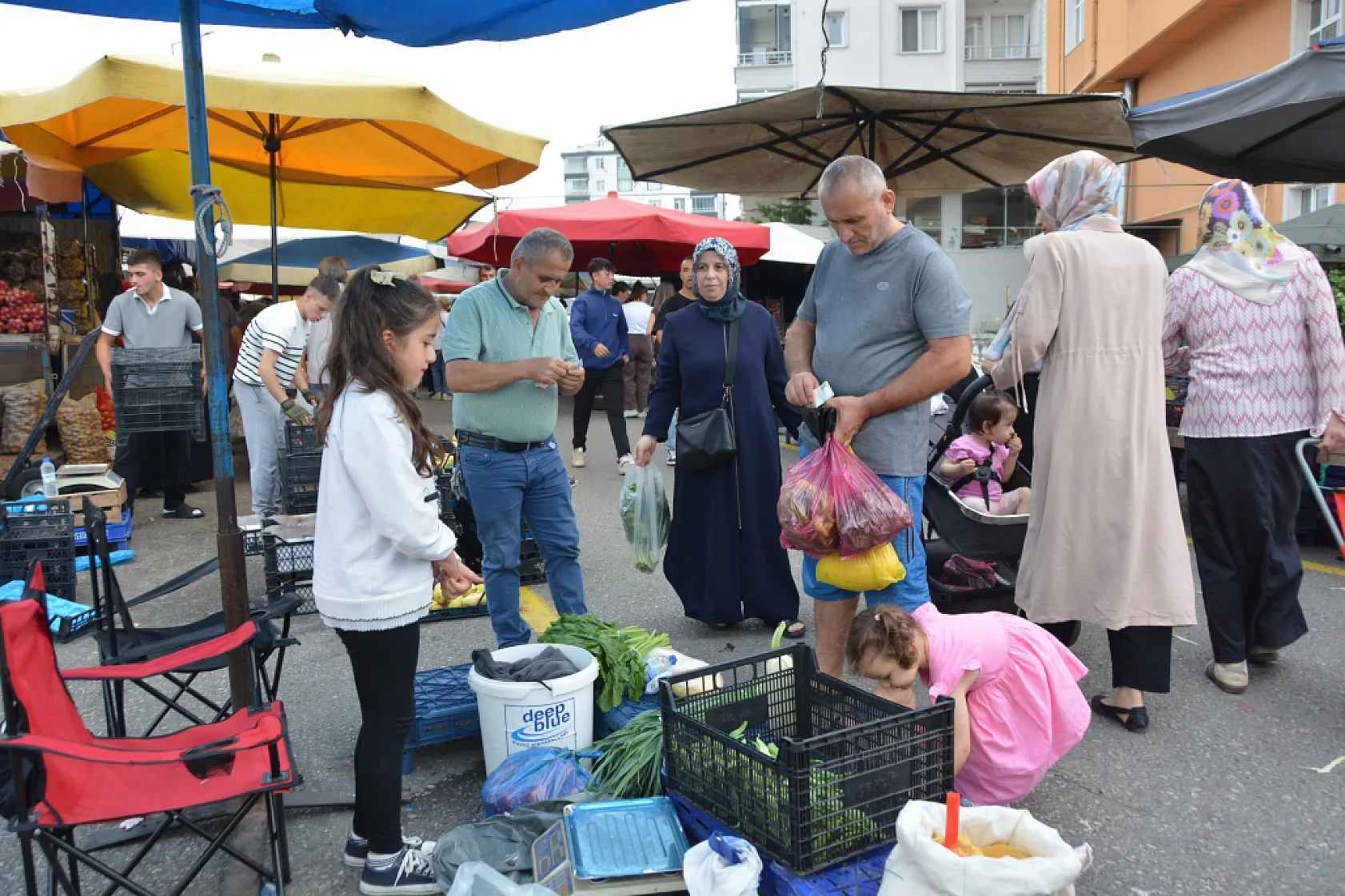 10 yaşındaki Azra, hasta babası için pazar tezgâhının başına geçti