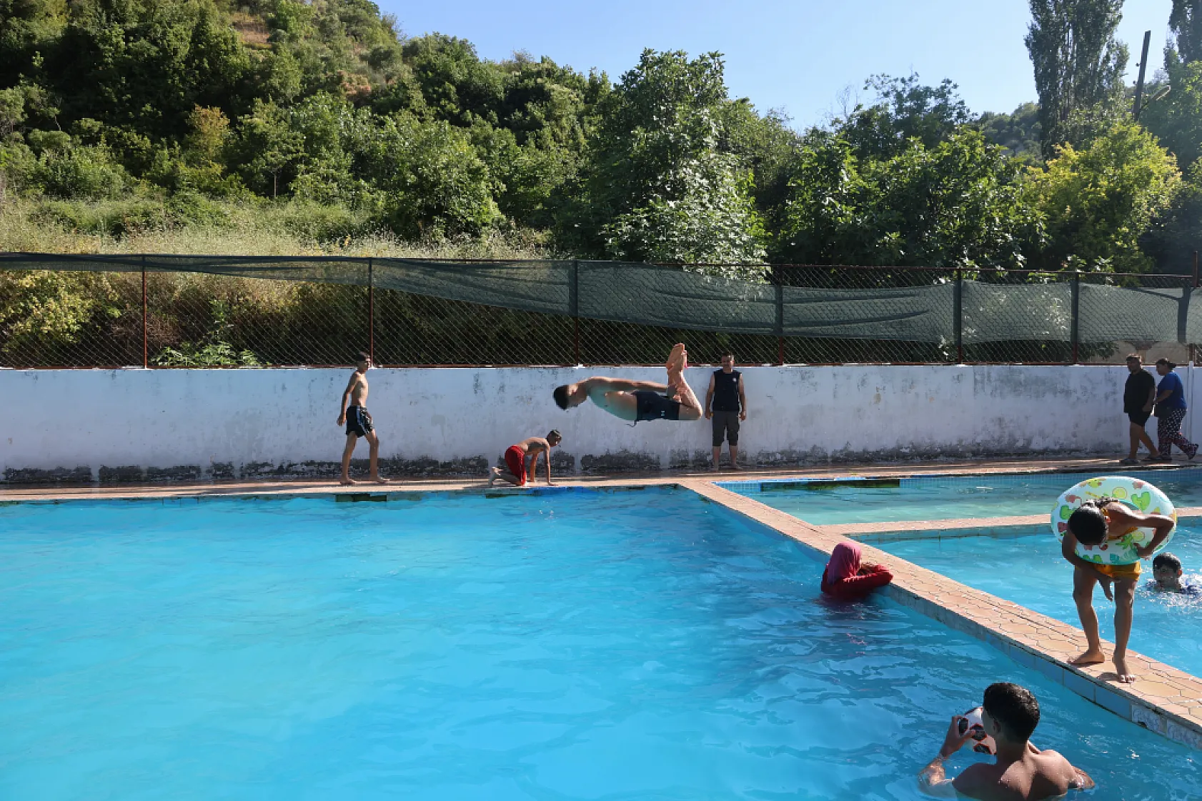 Hatay'da sıcaktan bunalanlar havuza akın etti
