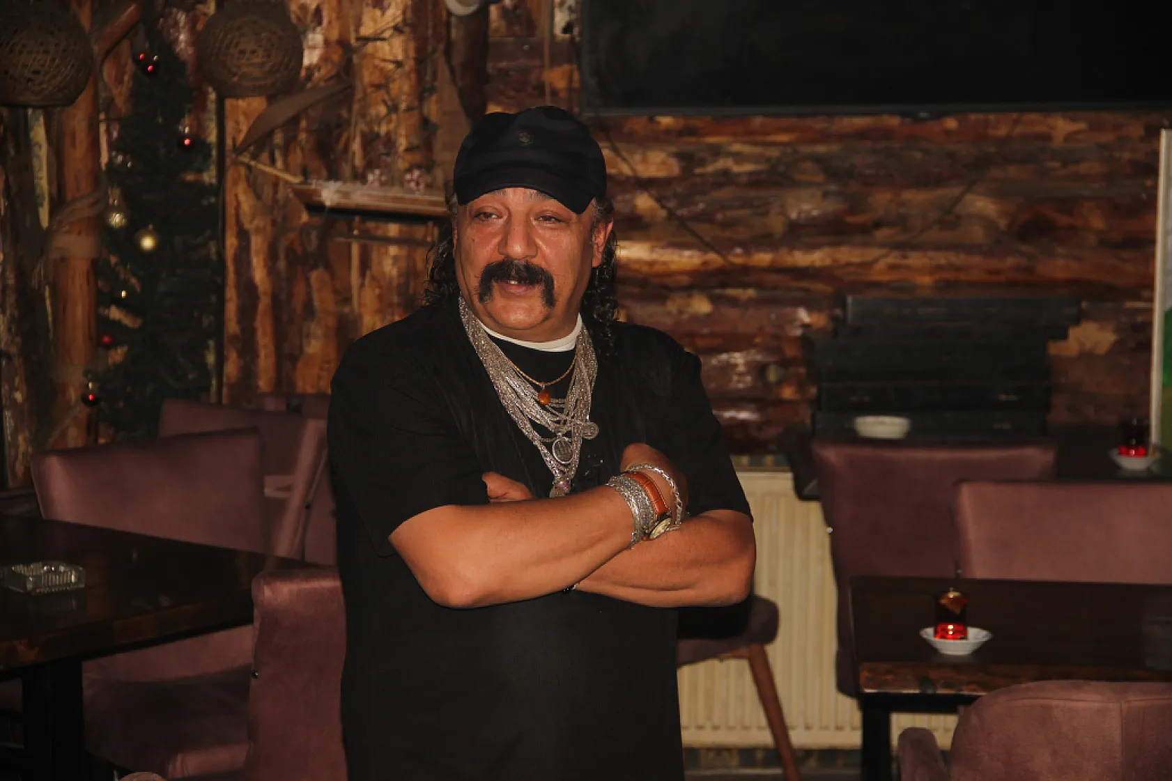 Erzurum'da çay ocağını antika koleksiyonuna çevirdi