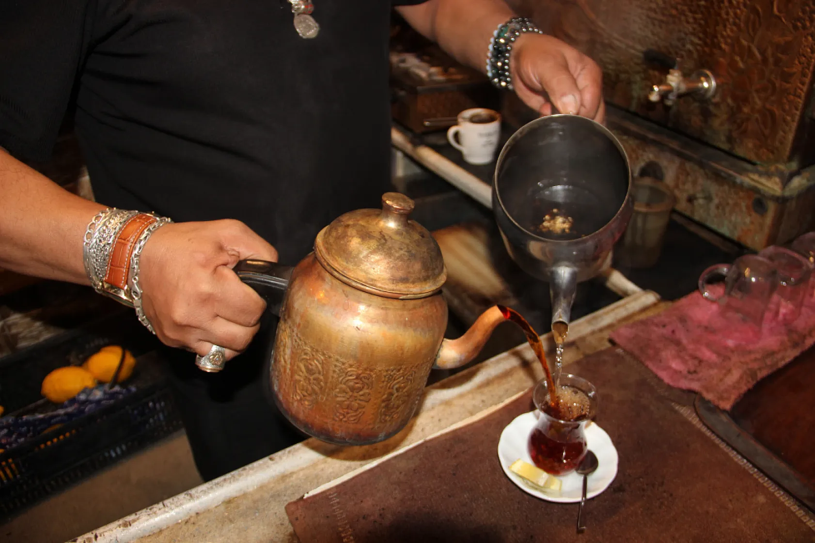 Erzurum'da çay ocağını antika koleksiyonuna çevirdi