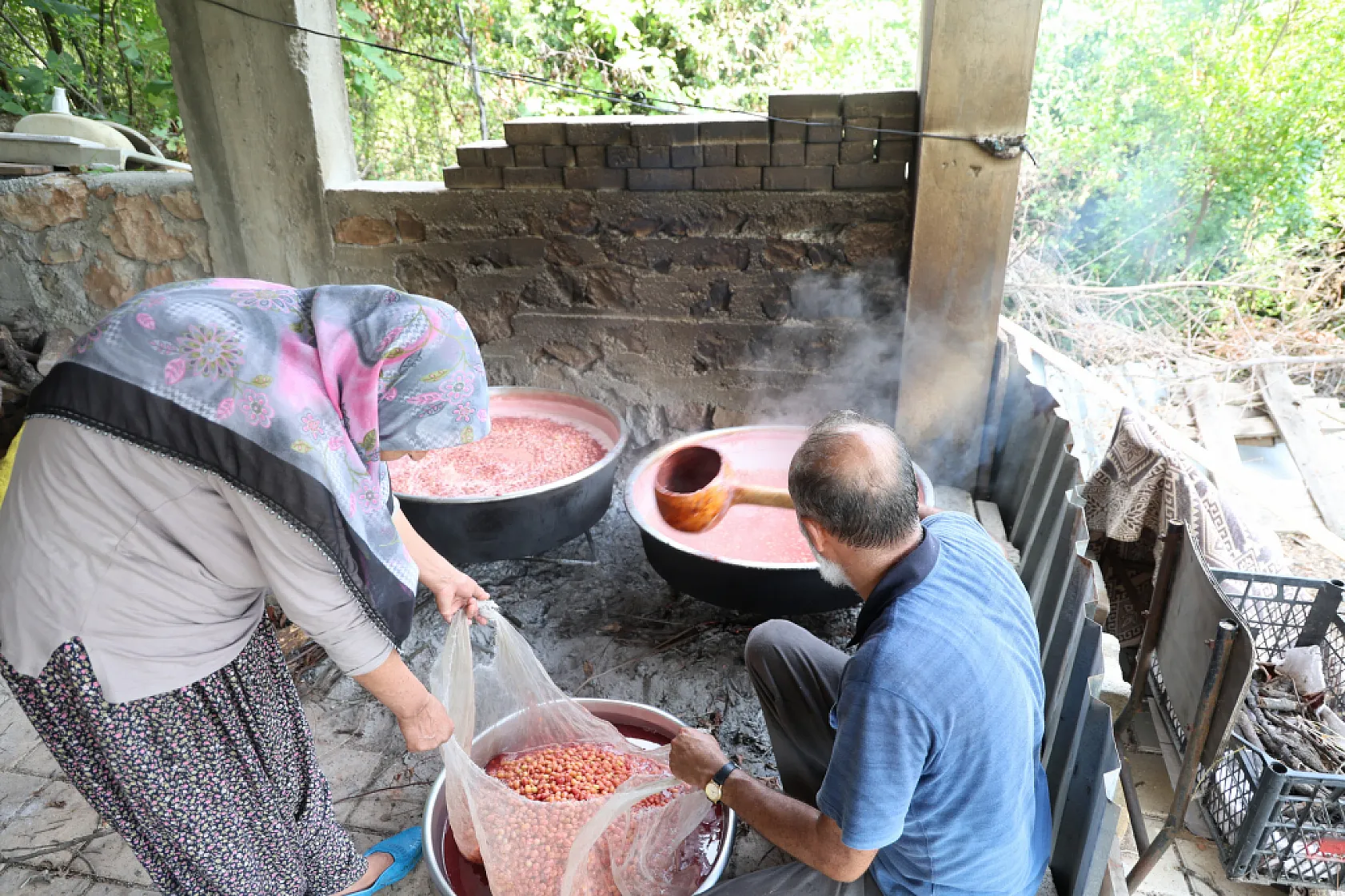 Adana'da kızılcık şerbeti mesaisi başladı