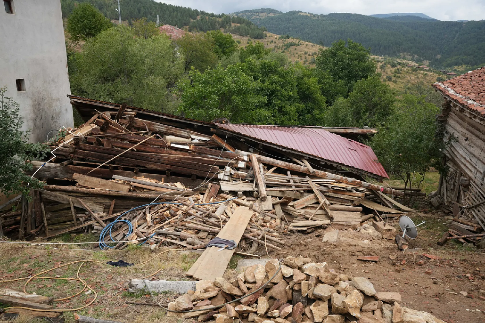 Tadilat yapılan köy evi çöktü: 5 kişi yaralandı