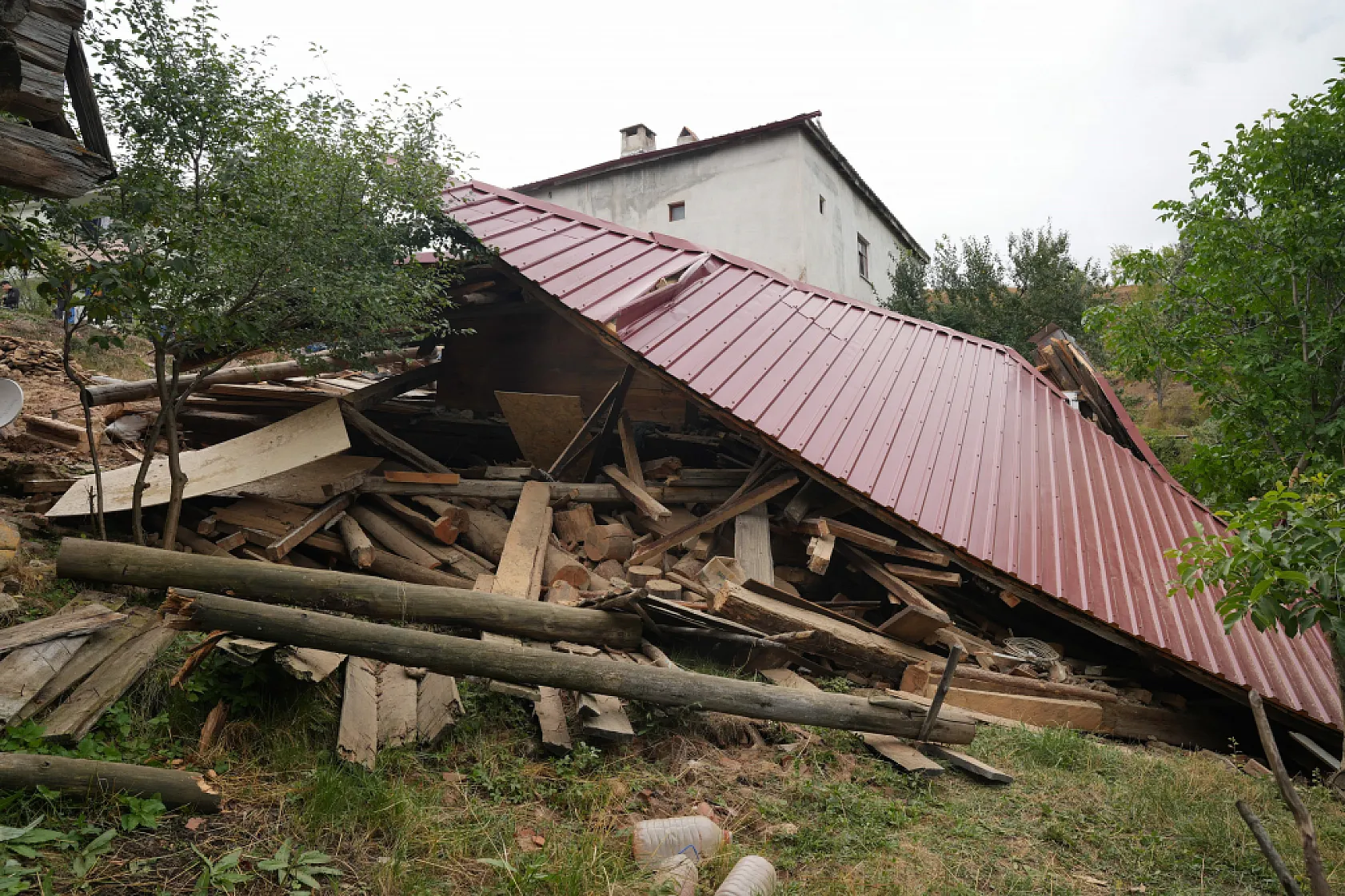 Tadilat yapılan köy evi çöktü: 5 kişi yaralandı