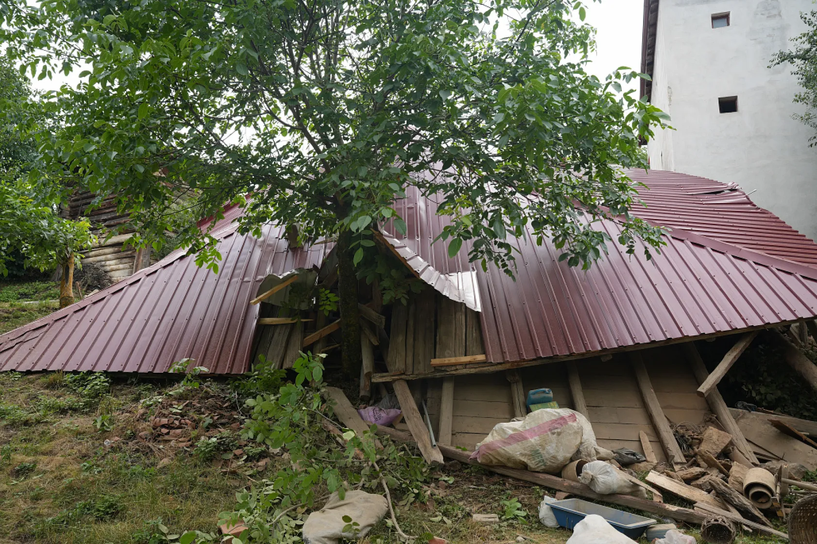 Tadilat yapılan köy evi çöktü: 5 kişi yaralandı