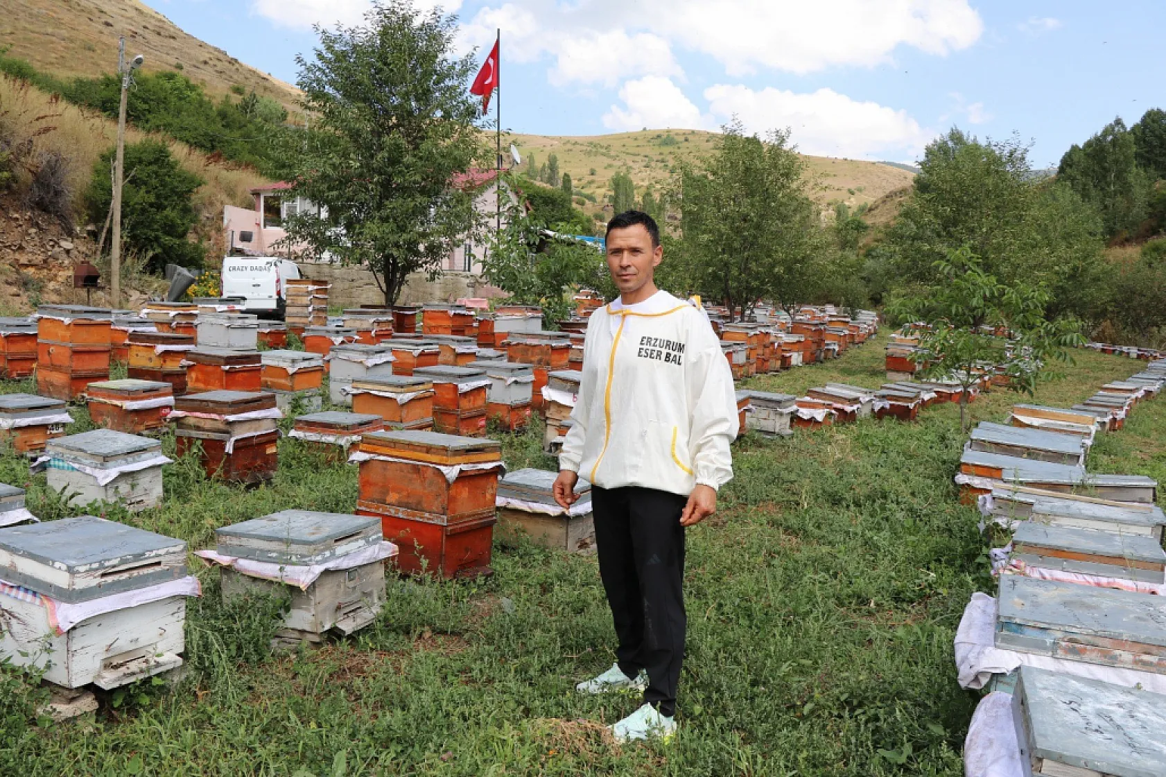 Sporculuğu ile arıcılığı aynı anda sürdürüyor