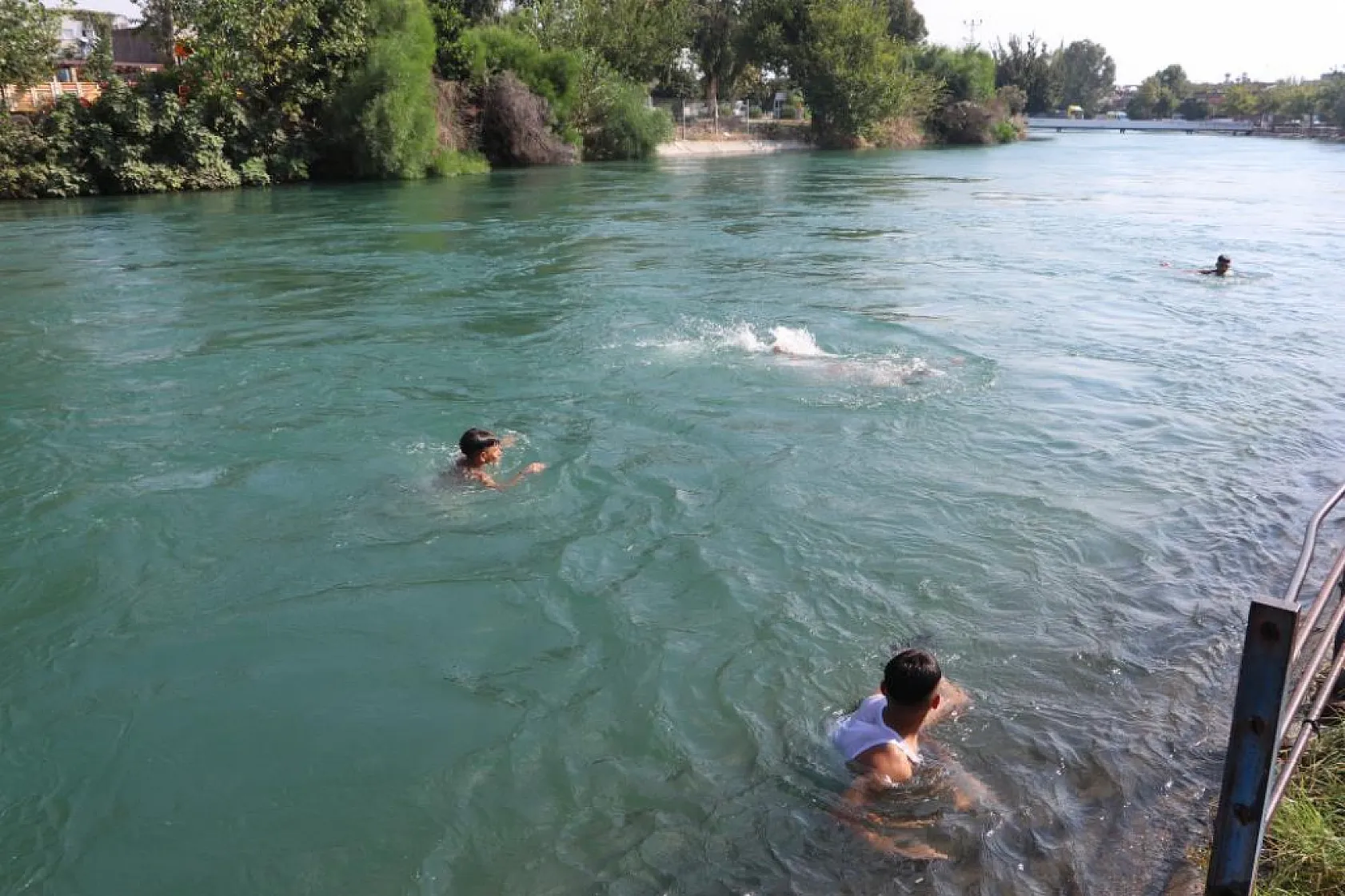 Adana'da sıcak hava tehlikeli serinleme yöntemini yeniden gündeme getirdi
