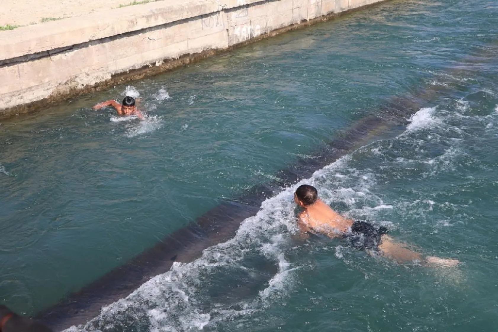 Adana'da sıcak hava tehlikeli serinleme yöntemini yeniden gündeme getirdi