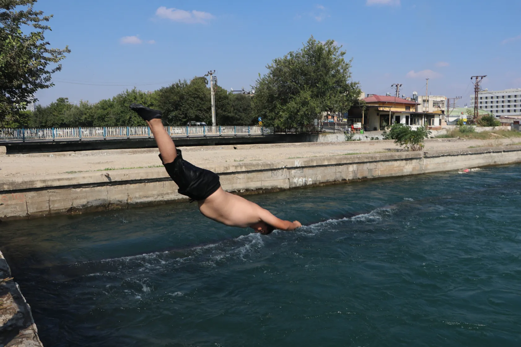 Adana'da sıcak hava tehlikeli serinleme yöntemini yeniden gündeme getirdi