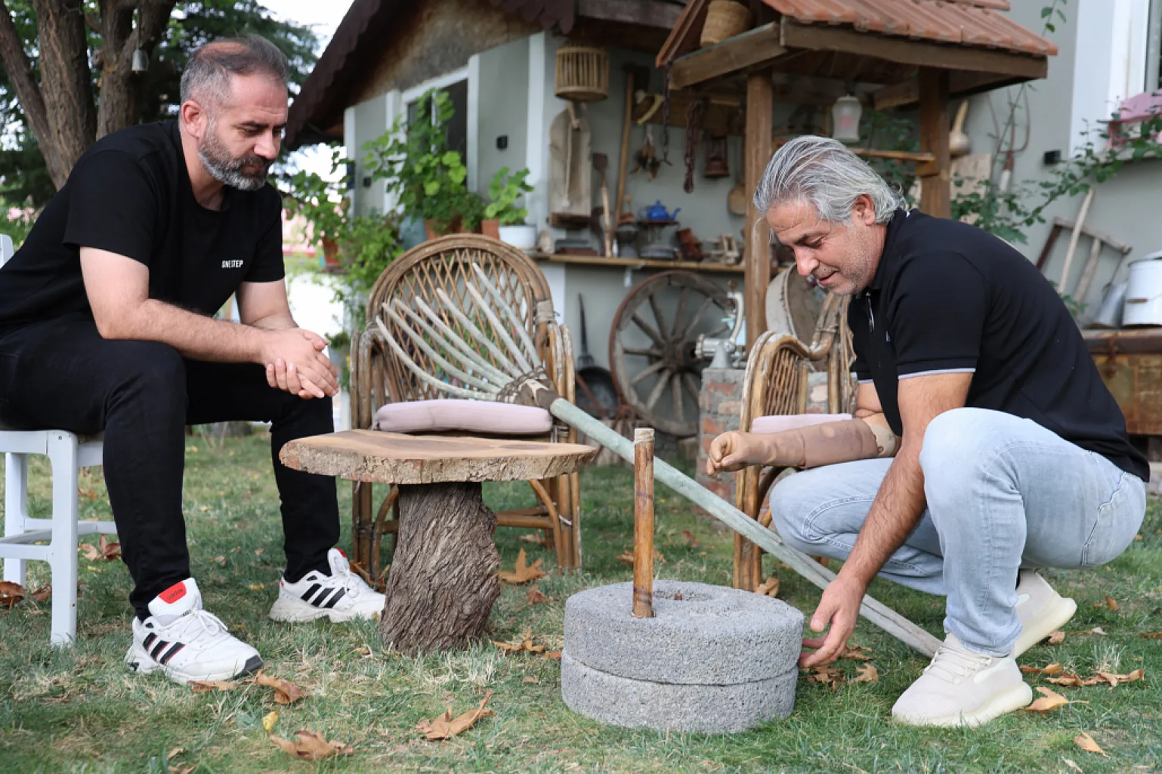 Bahçesini açık hava müzesine çevirdi