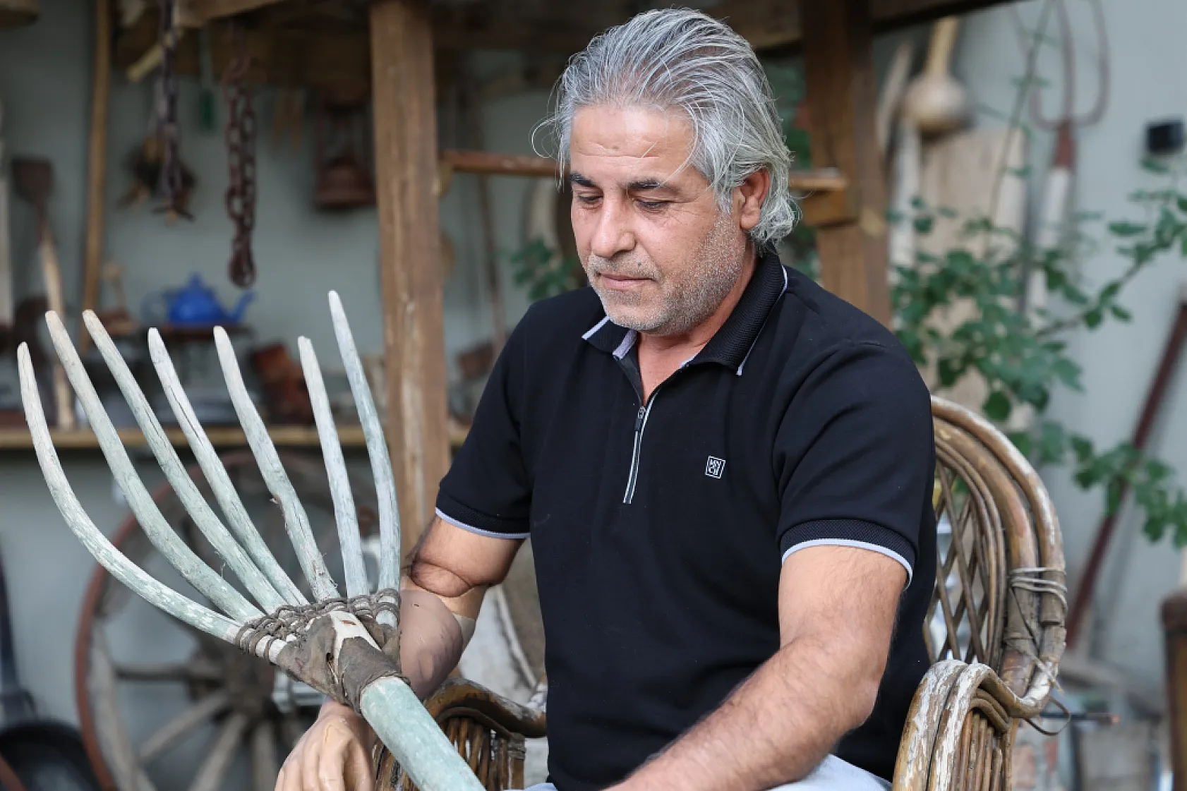 Bahçesini açık hava müzesine çevirdi