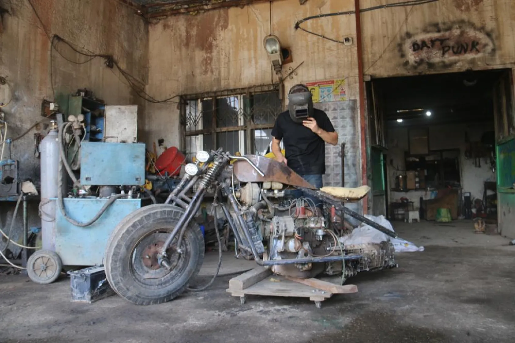 Sivas'ta 22 yaşındaki genç, otomobil motorundan motosiklet yapıyor