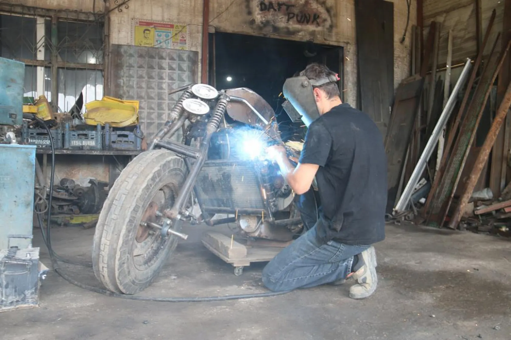 Sivas'ta 22 yaşındaki genç, otomobil motorundan motosiklet yapıyor